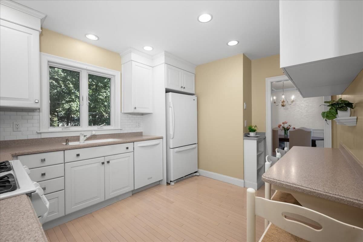 Single Family Residence at 22 Vassar St, Worcester MA 01602, Worcester, photo 11 of 41