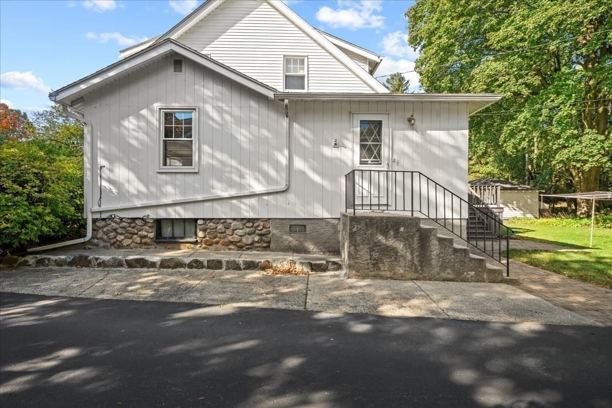 Single Family Residence at 22 Vassar St, Worcester MA 01602, Worcester, photo 39 of 41