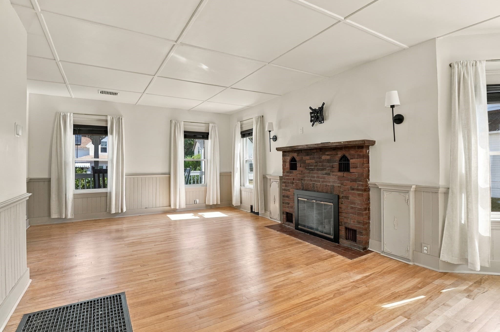 Single Family Residence at 8 Agate Avenue, Worcester MA 01604, Worcester, photo 6 of 25