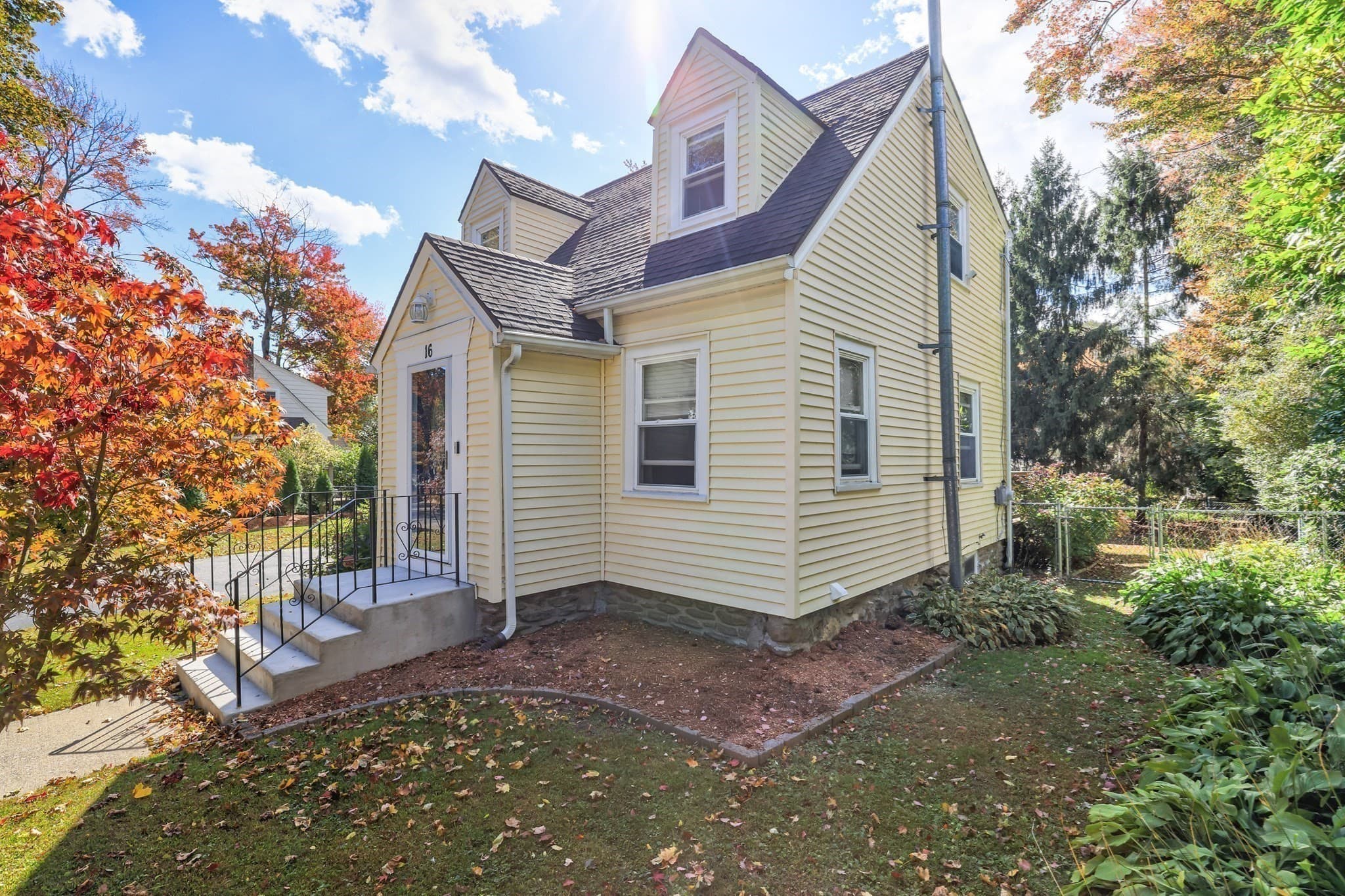 Single Family Residence at 16 Westbrook Rd, Worcester MA 01602, Worcester, photo 5 of 29