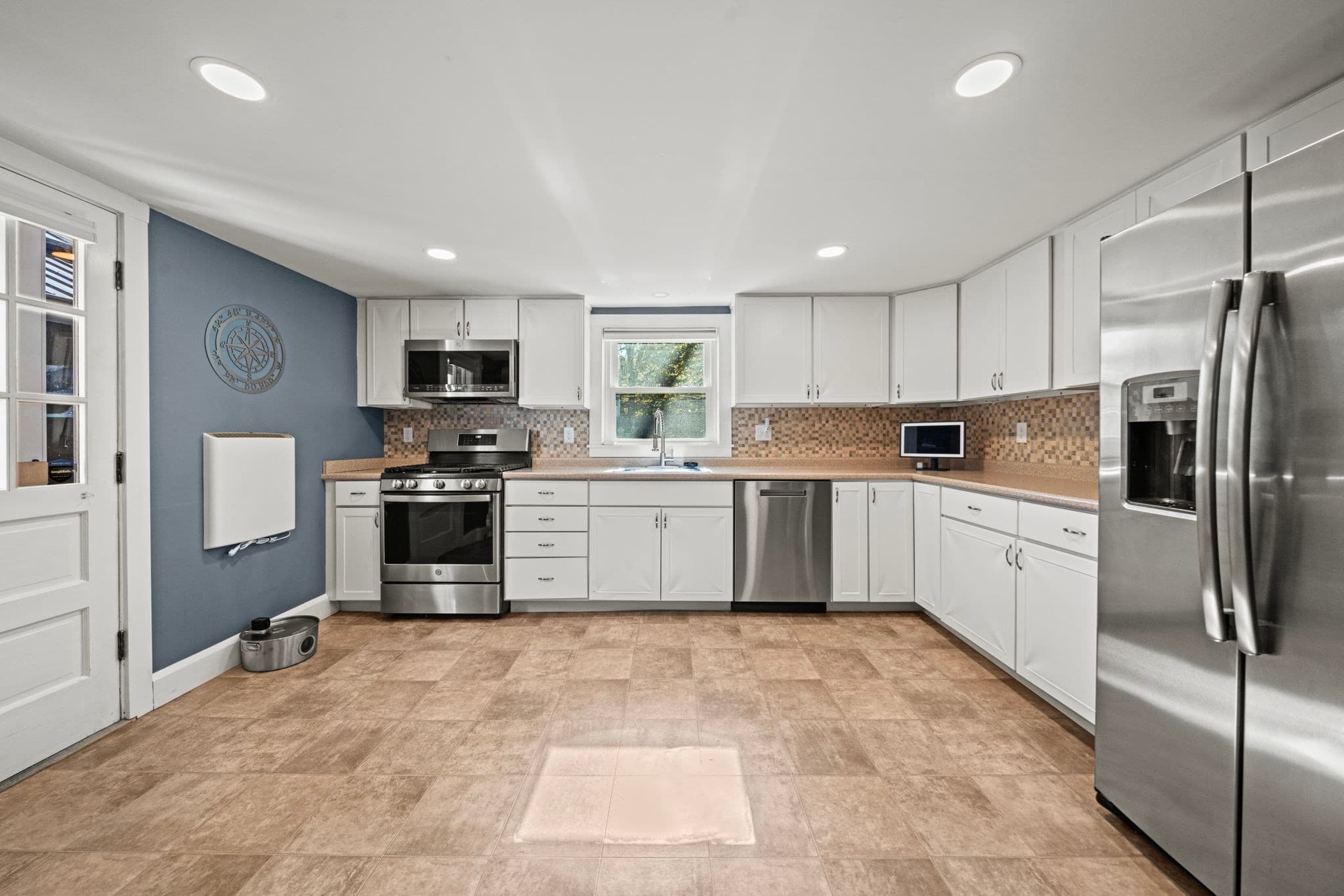 Single Family Residence at 4 Hayward Pl, Hudson NH 03051, Hudson, photo 5 of 42