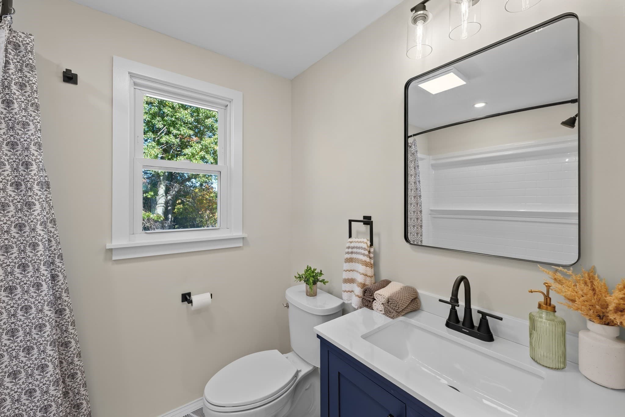 Single Family Residence at 11 Timrod Dr, Worcester MA 01603, Worcester, photo 6 of 32