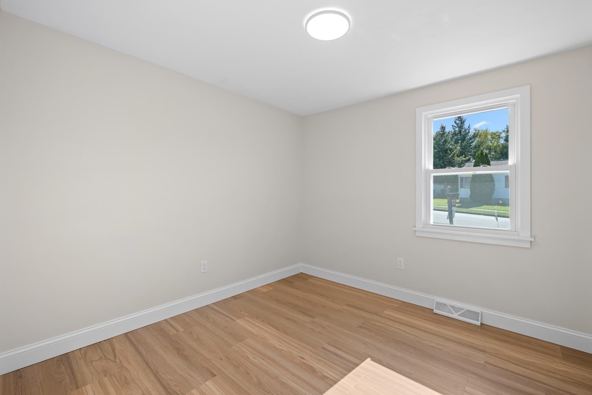 Single Family Residence at 11 Timrod Dr, Worcester MA 01603, Worcester, photo 17 of 32