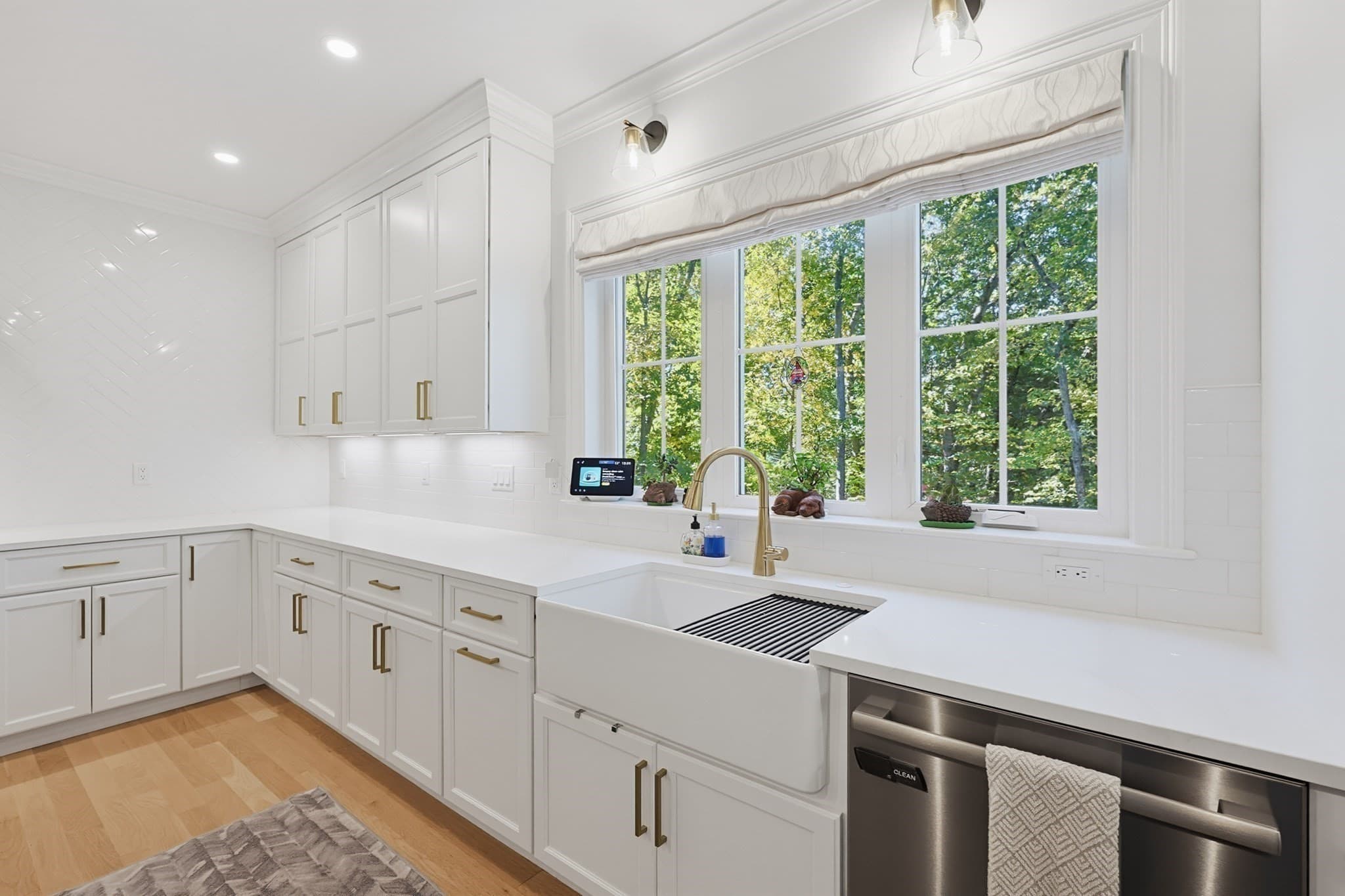Single Family Residence at 15 Wellesley Ave, Burlington MA 01803, Burlington, photo 6 of 42