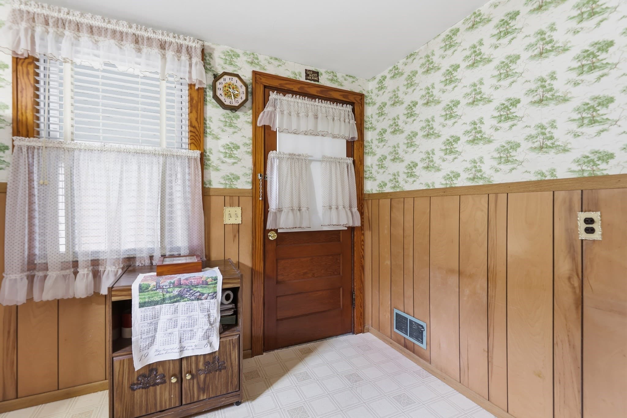 Single Family Residence at 144 Beauregard Terrace, Chicopee MA 01020, Chicopee, photo 8 of 38