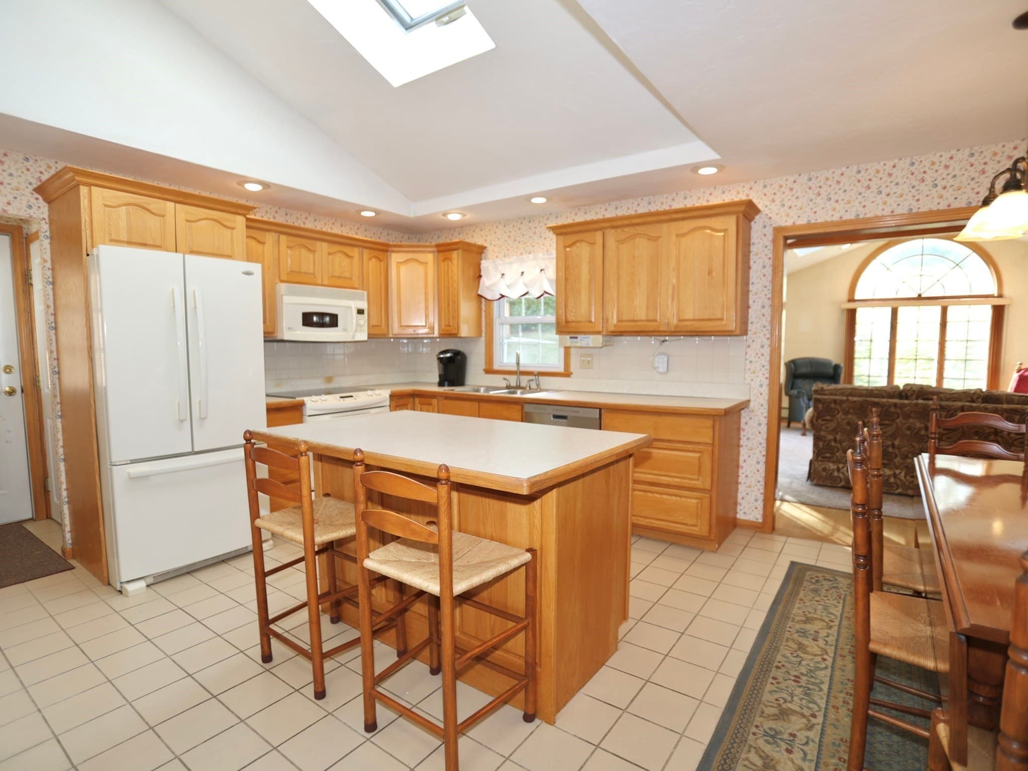 Single Family Residence at 16 Hycrest Dr, Worcester MA 01606, photo 2 of 20