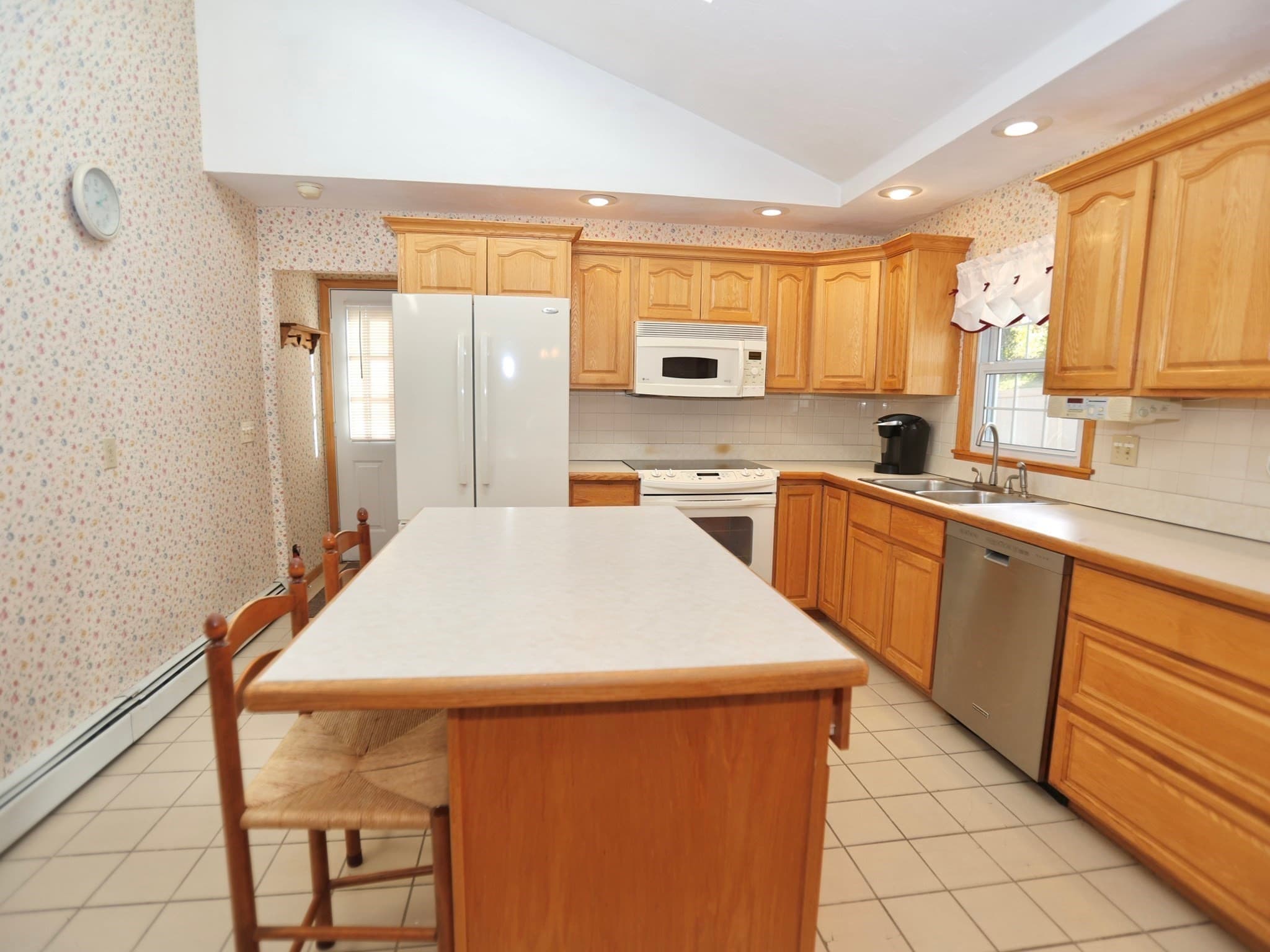 Single Family Residence at 16 Hycrest Dr, Worcester MA 01606, photo 3 of 20