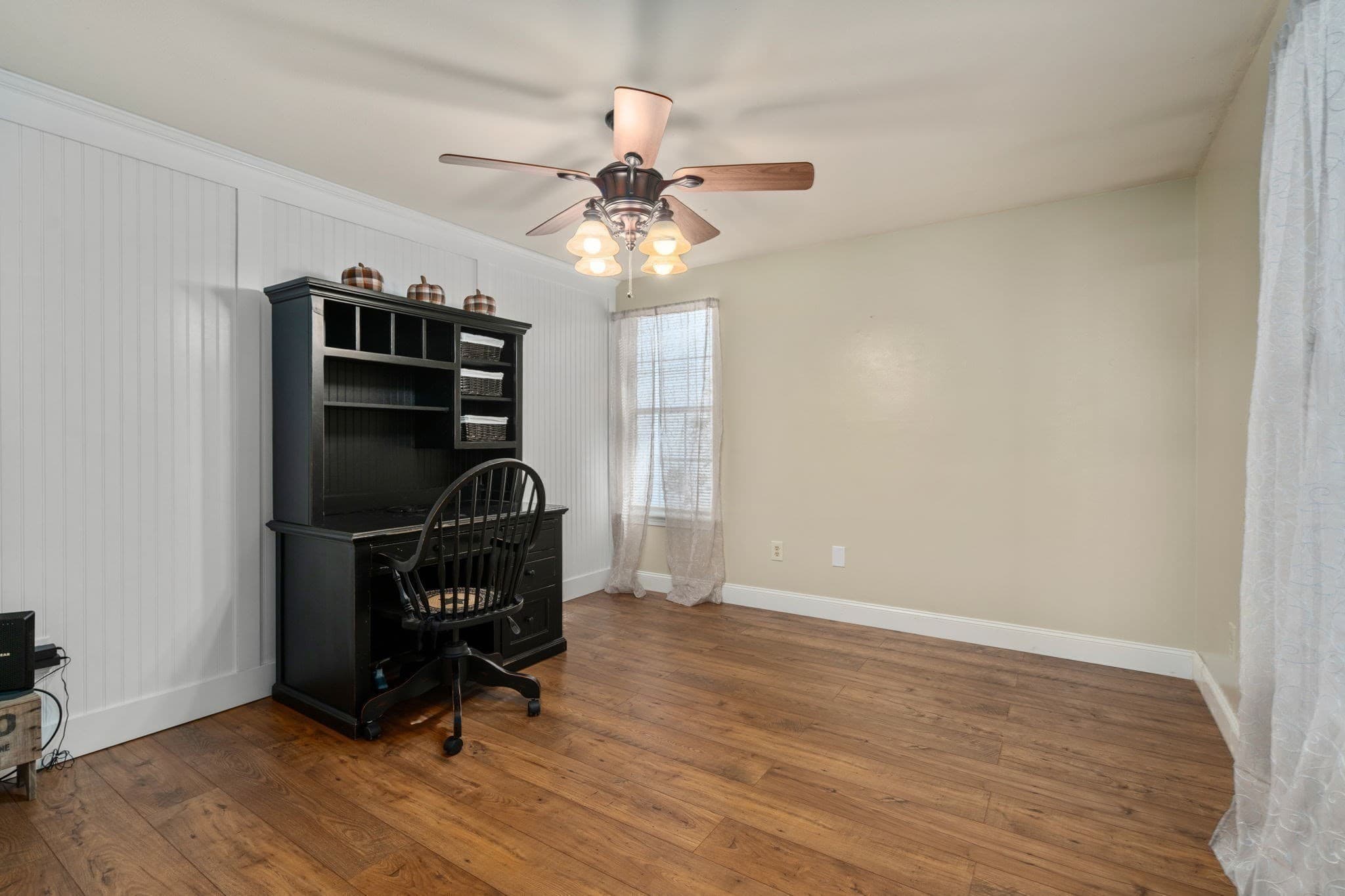 Single Family Residence at 4 Williamsburg Dr, Uxbridge MA 01569, photo 7 of 37