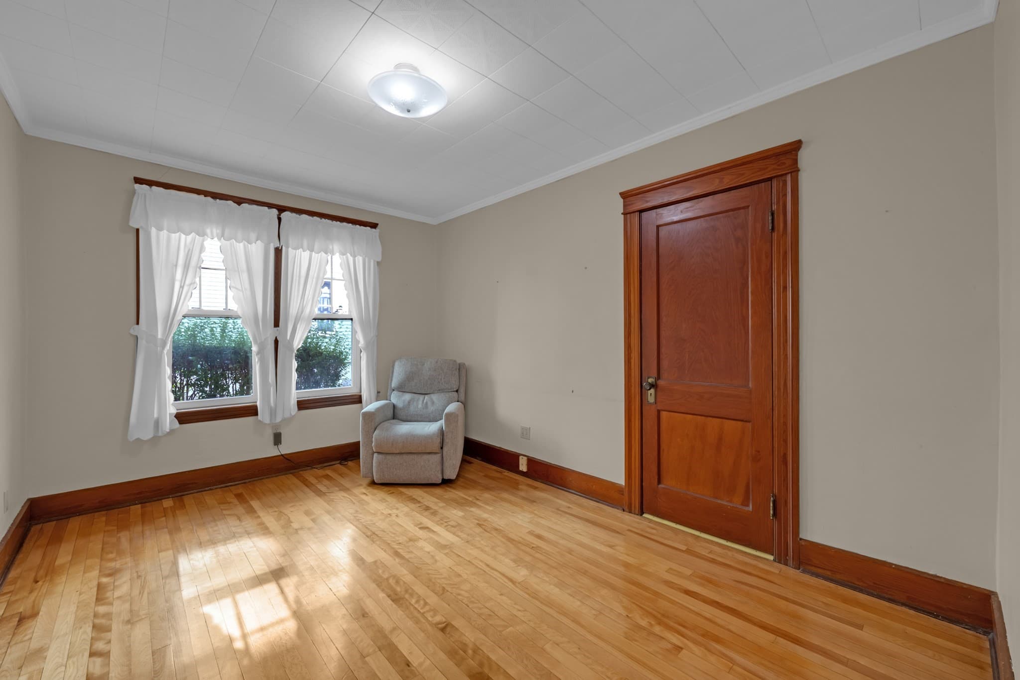 3 Family at 28 Crystal St, Worcester MA 01603, Worcester, photo 13 of 42