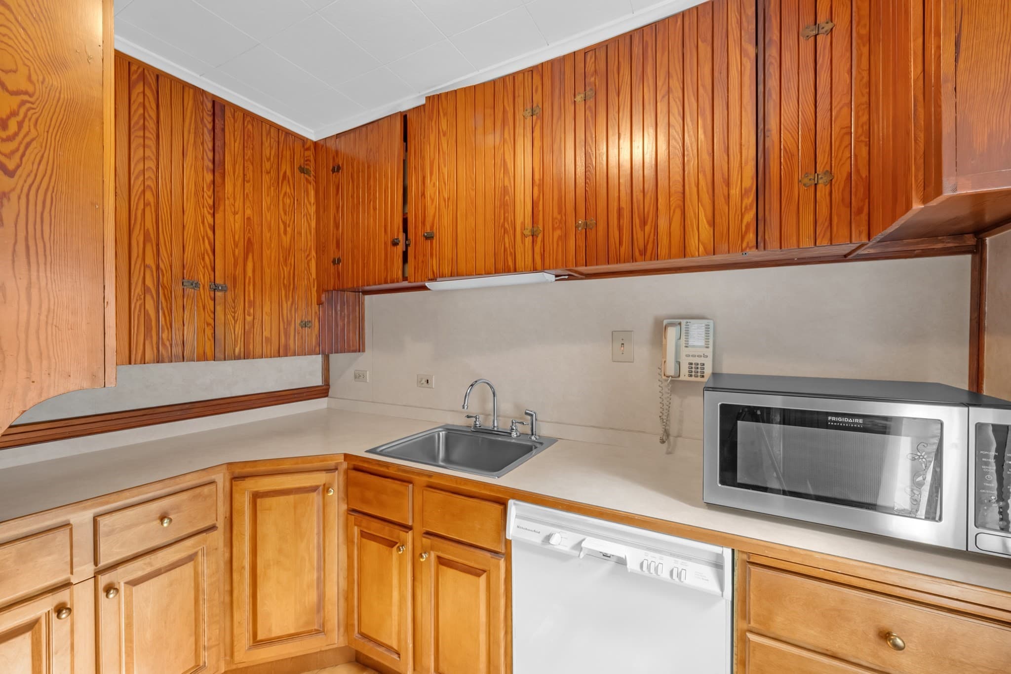 3 Family at 28 Crystal St, Worcester MA 01603, Worcester, photo 11 of 42