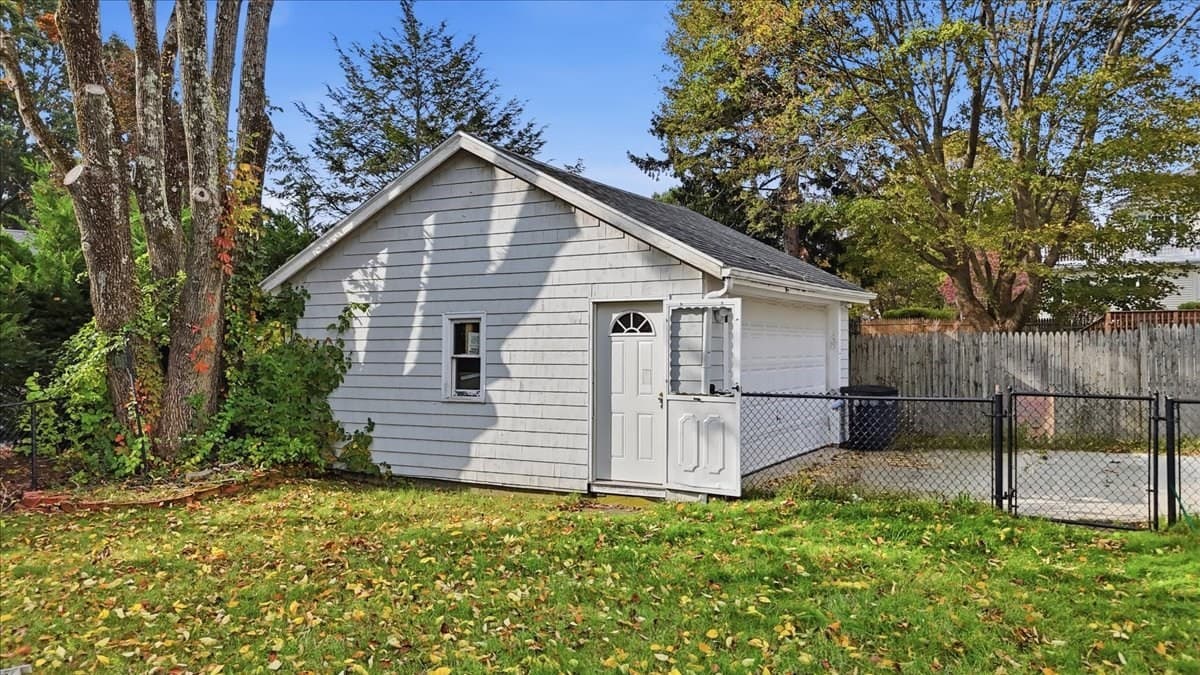 Single Family Residence at 140 Lake St, Weymouth MA 02189, Weymouth, photo 6 of 40