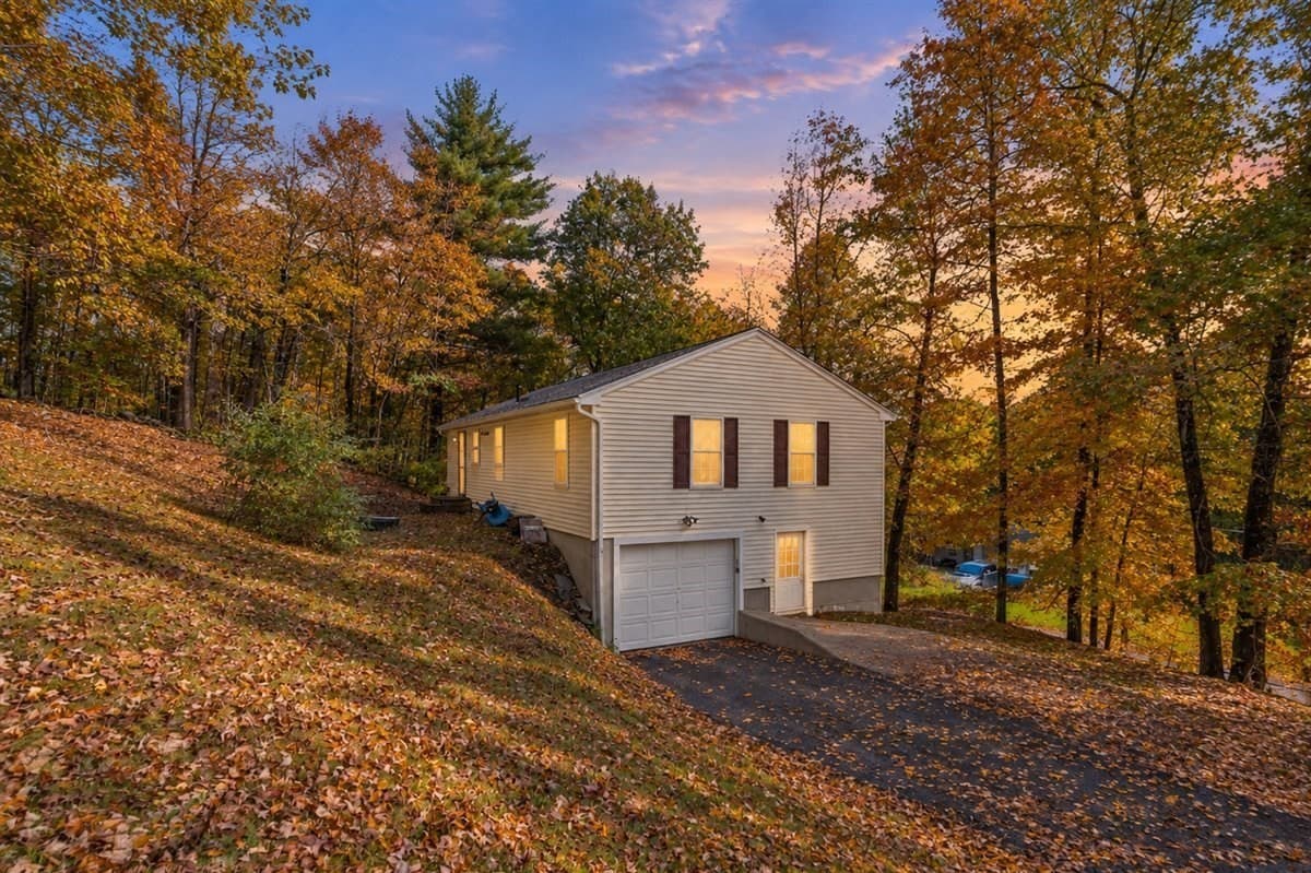424 Dennison Dr, Southbridge MA 01550