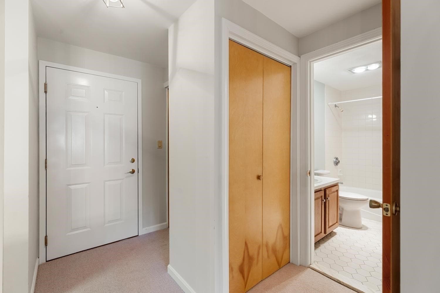 Condominium at 400 Colonial Dr # 21, Ipswich MA 01938, photo 5 of 34