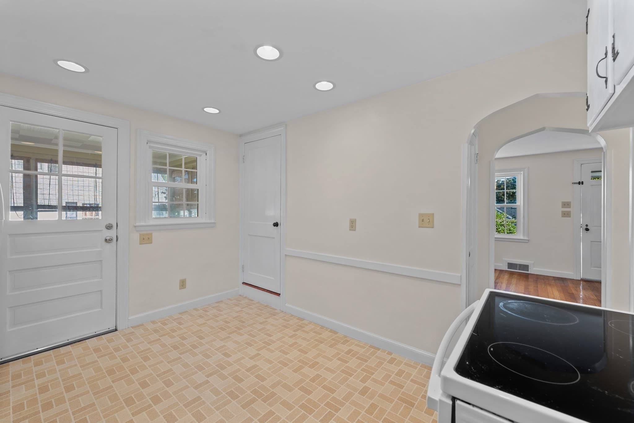 Single Family Residence at 5 Winston Rd, Worcester MA 01606, Worcester, photo 6 of 36