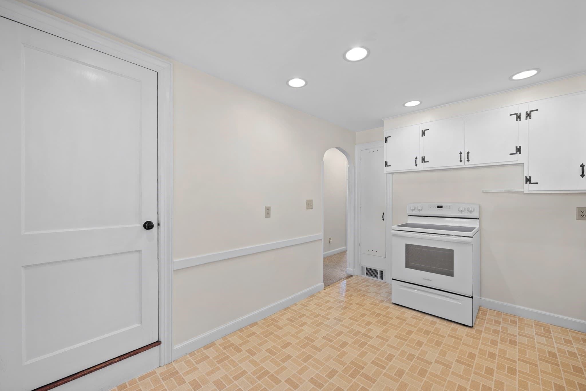 Single Family Residence at 5 Winston Rd, Worcester MA 01606, Worcester, photo 7 of 36