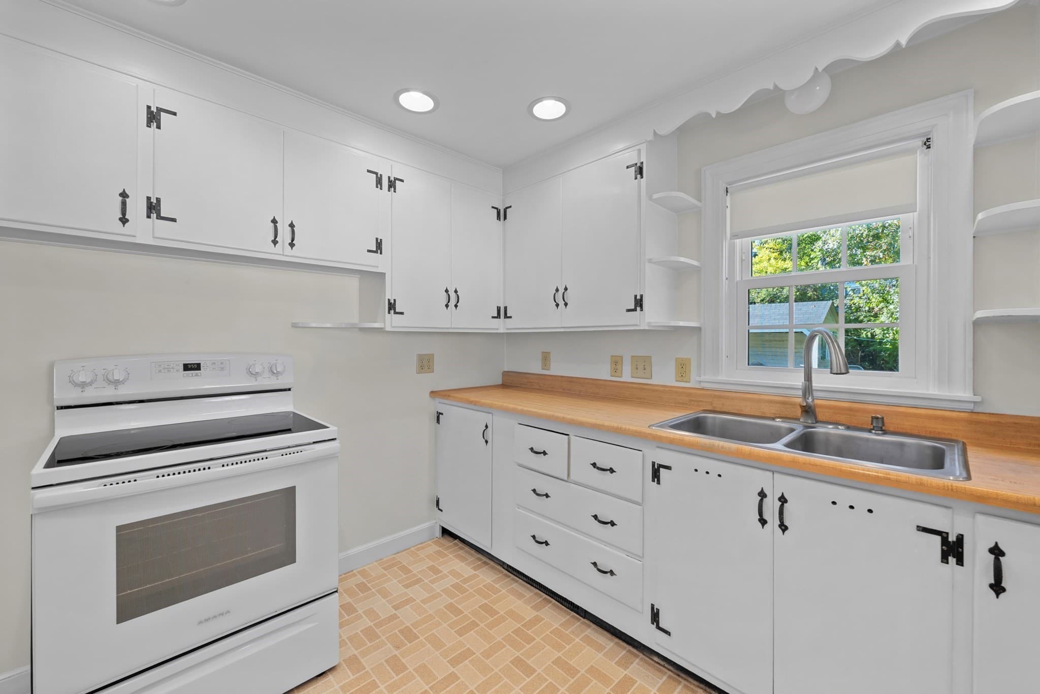 Single Family Residence at 5 Winston Rd, Worcester MA 01606, Worcester, photo 9 of 36
