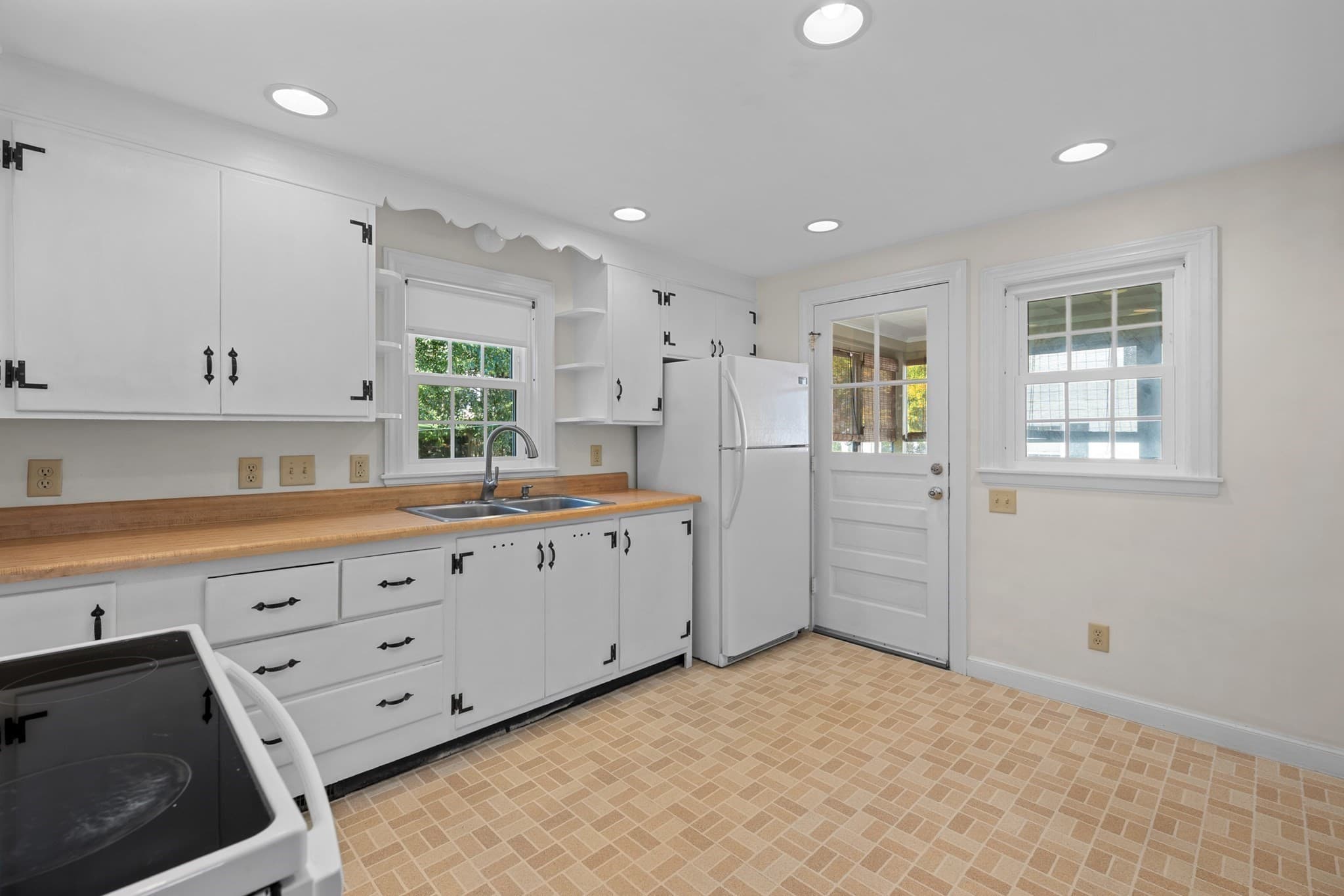 Single Family Residence at 5 Winston Rd, Worcester MA 01606, Worcester, photo 10 of 36