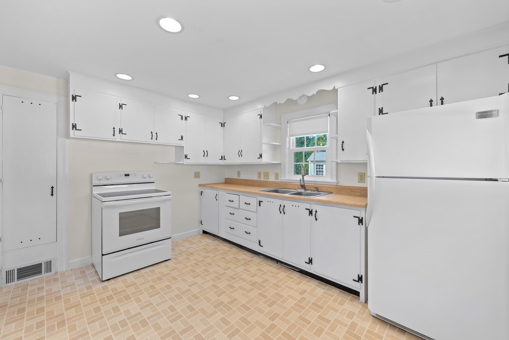 Single Family Residence at 5 Winston Rd, Worcester MA 01606, Worcester, photo 8 of 36