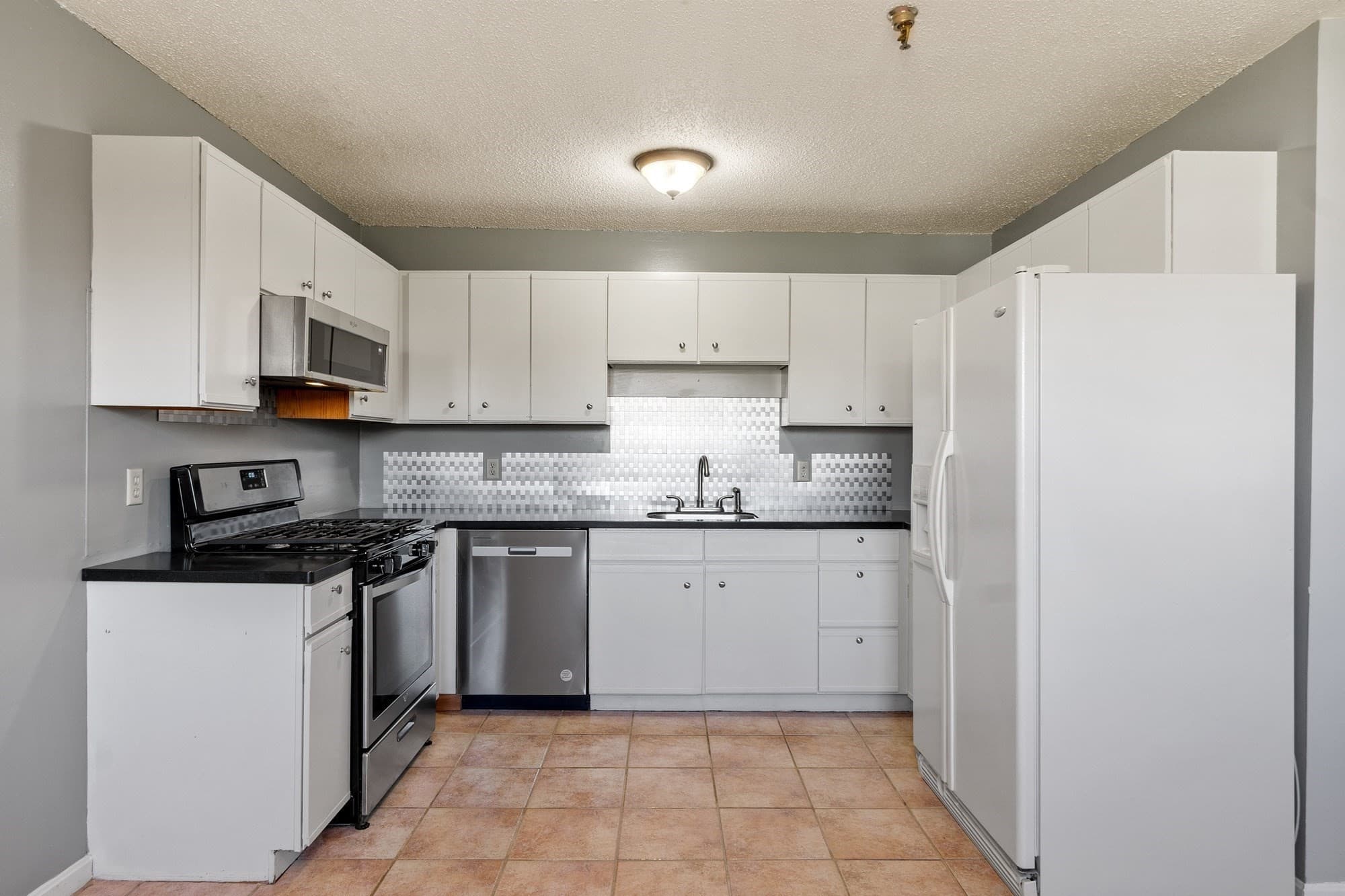 Condominium at 74 Tennis Plaza Rd # 40, Dracut MA 01826, Dracut, photo 9 of 27