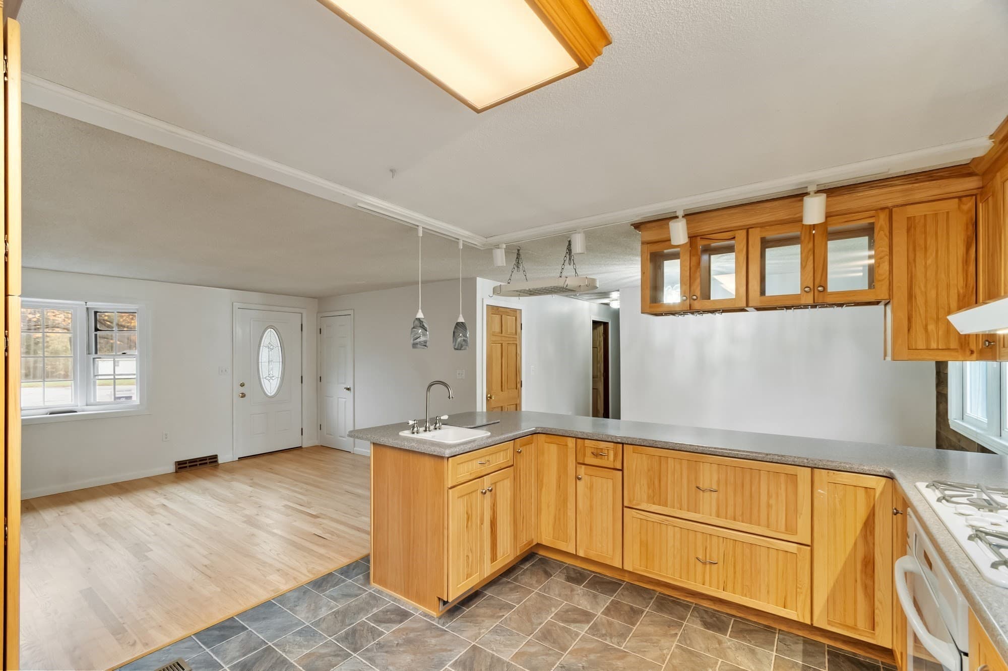 Single Family Residence at 22 Doral Dr, Chelmsford MA 01863, Chelmsford, photo 3 of 39