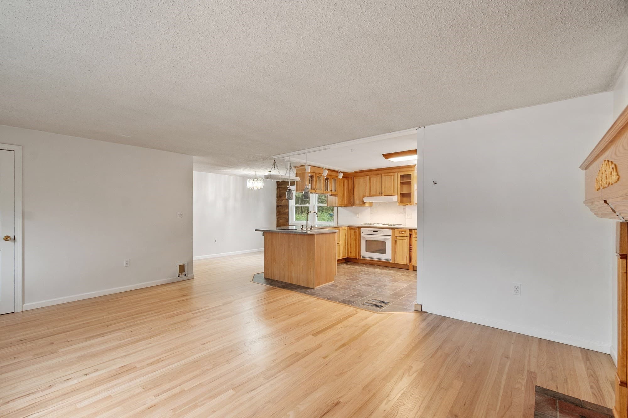 Single Family Residence at 22 Doral Dr, Chelmsford MA 01863, Chelmsford, photo 11 of 39