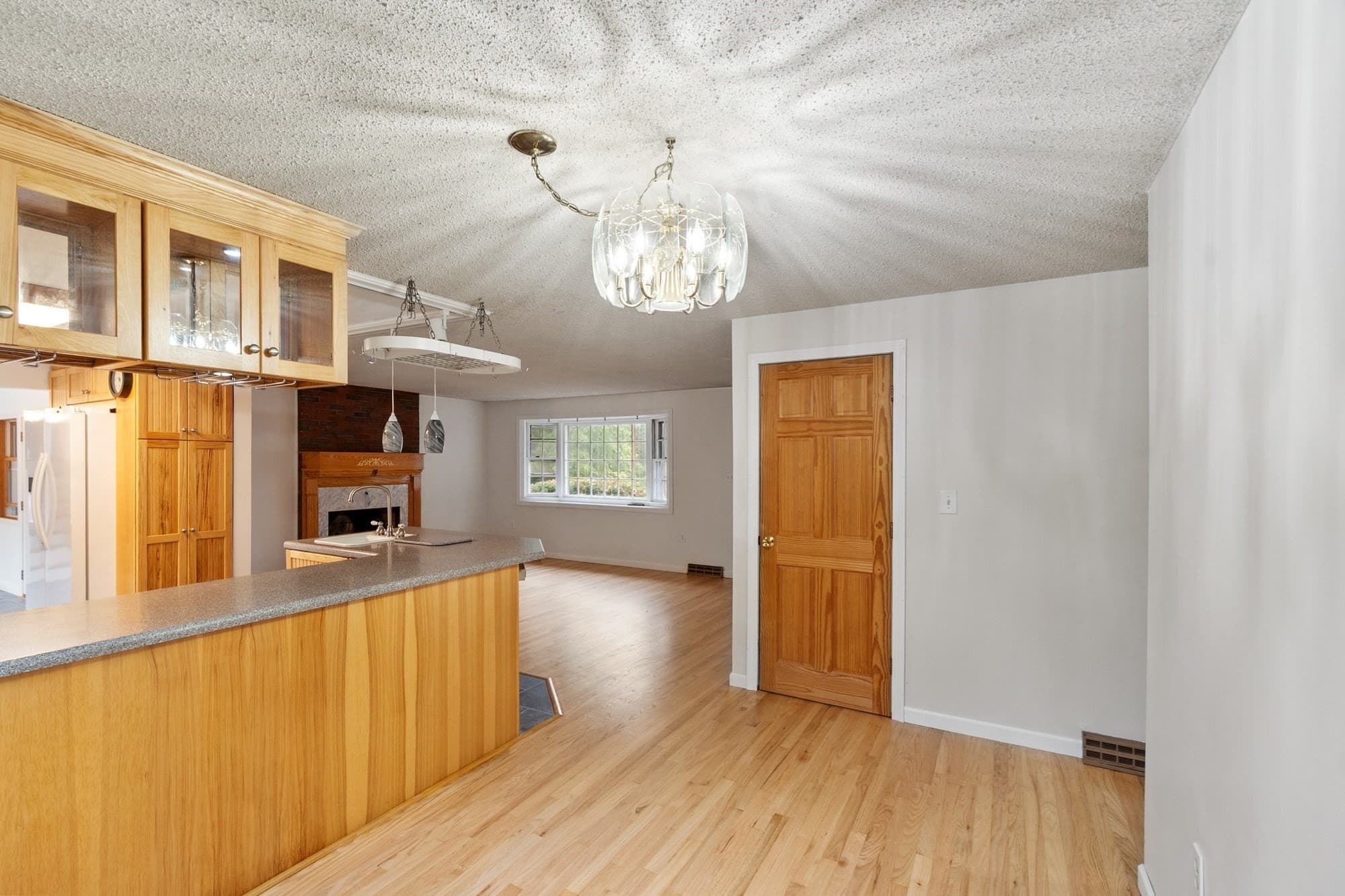 Single Family Residence at 22 Doral Dr, Chelmsford MA 01863, Chelmsford, photo 4 of 39