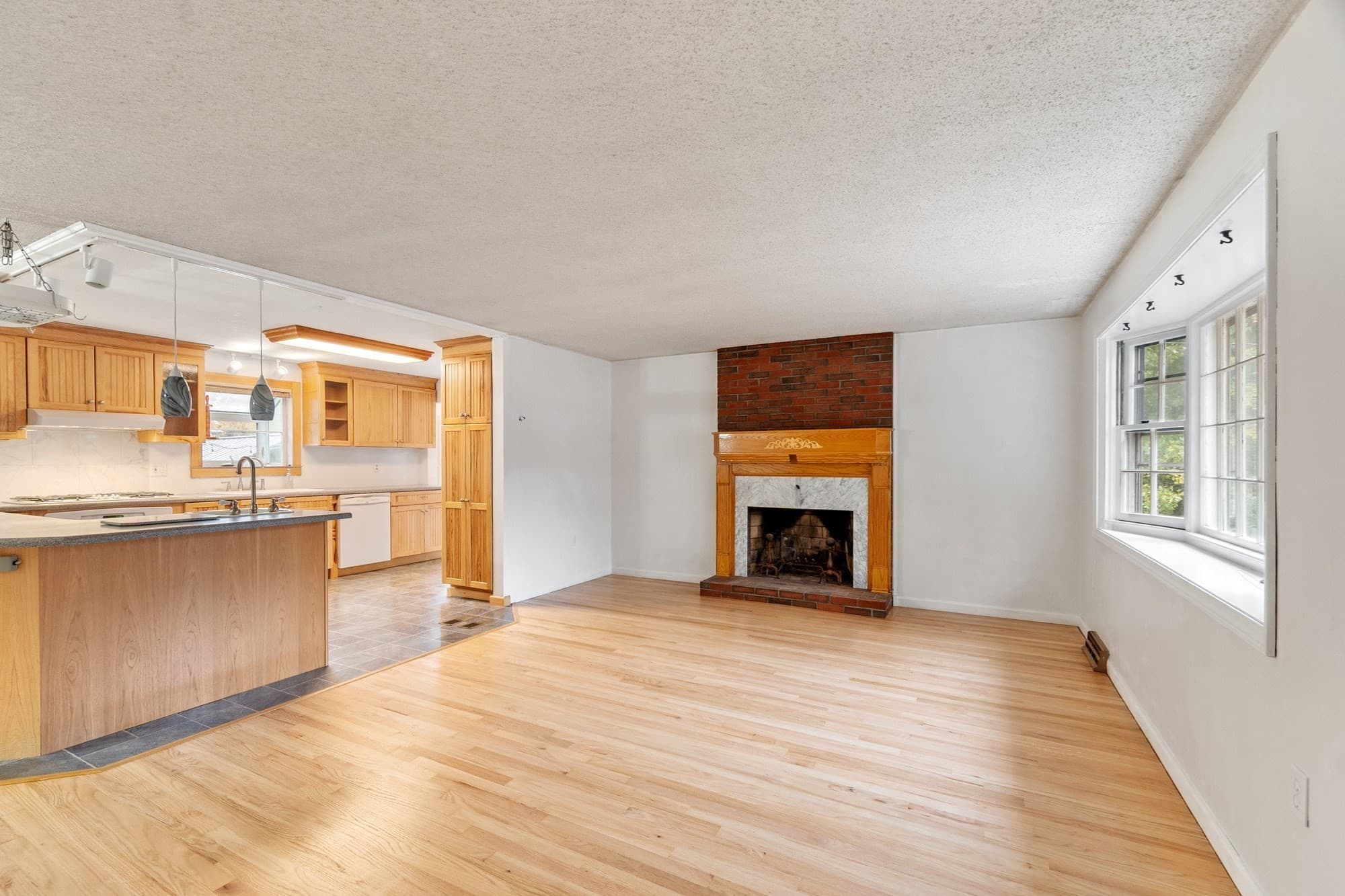 Single Family Residence at 22 Doral Dr, Chelmsford MA 01863, Chelmsford, photo 8 of 39