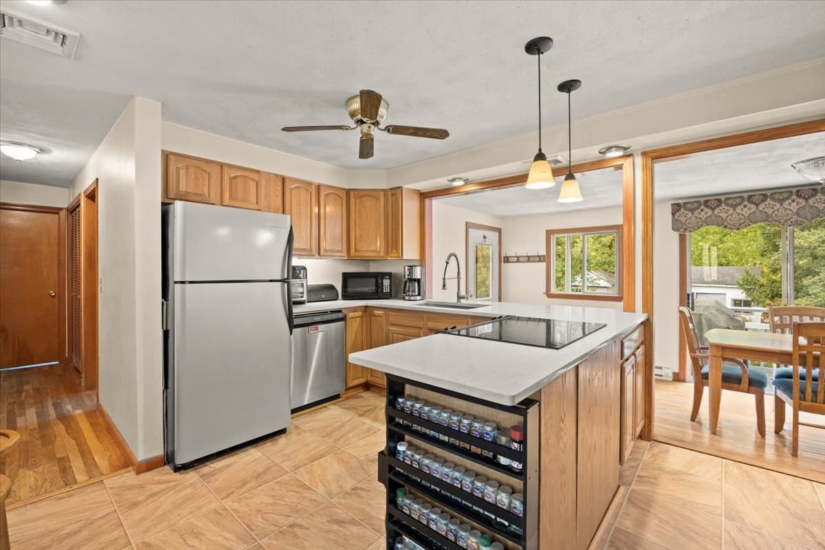 Single Family Residence at 58 Briarwood Dr, Taunton MA 02780, Taunton, photo 9 of 42