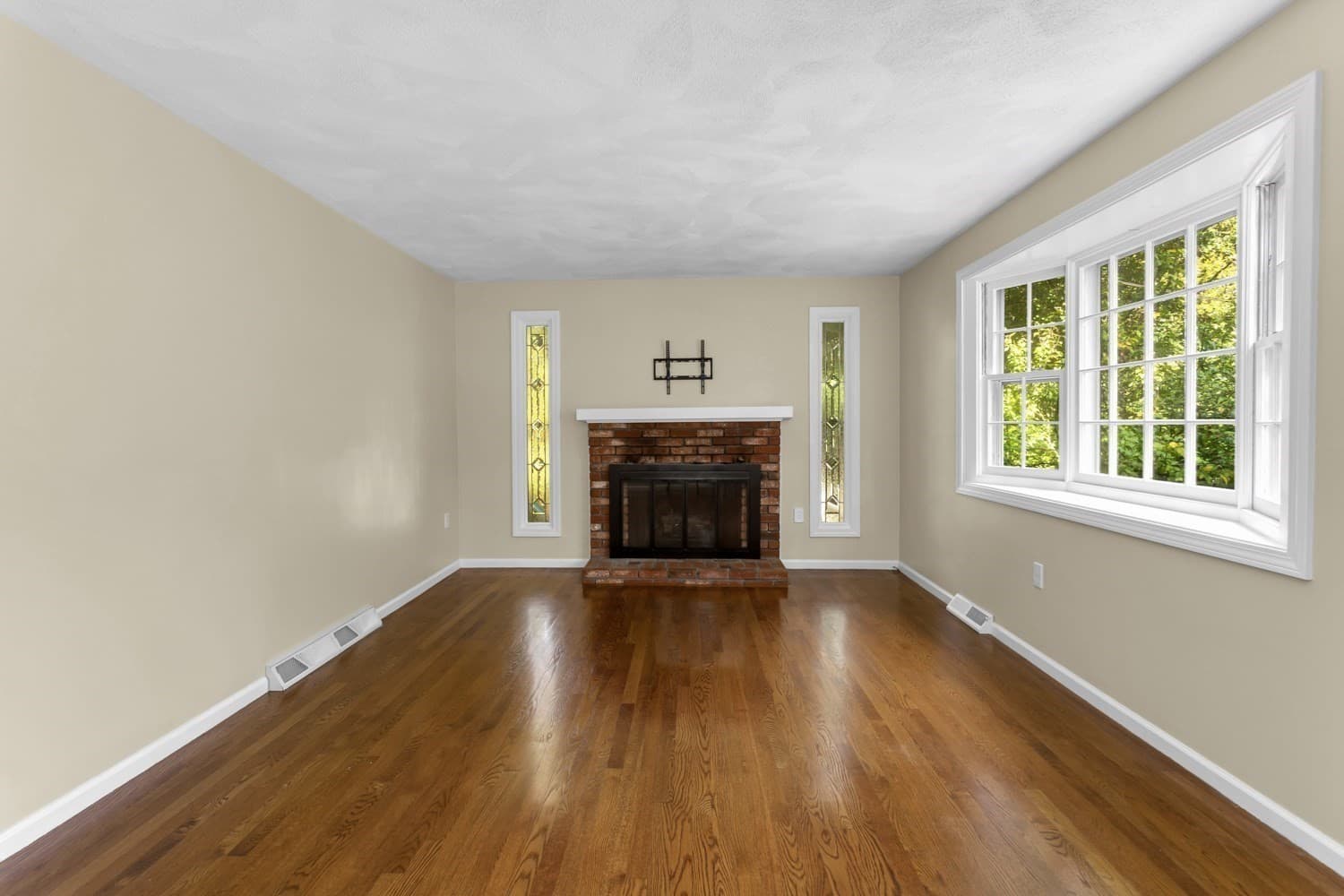 Single Family Residence at 98 Miller St, Franklin MA 02038, Franklin, photo 3 of 42