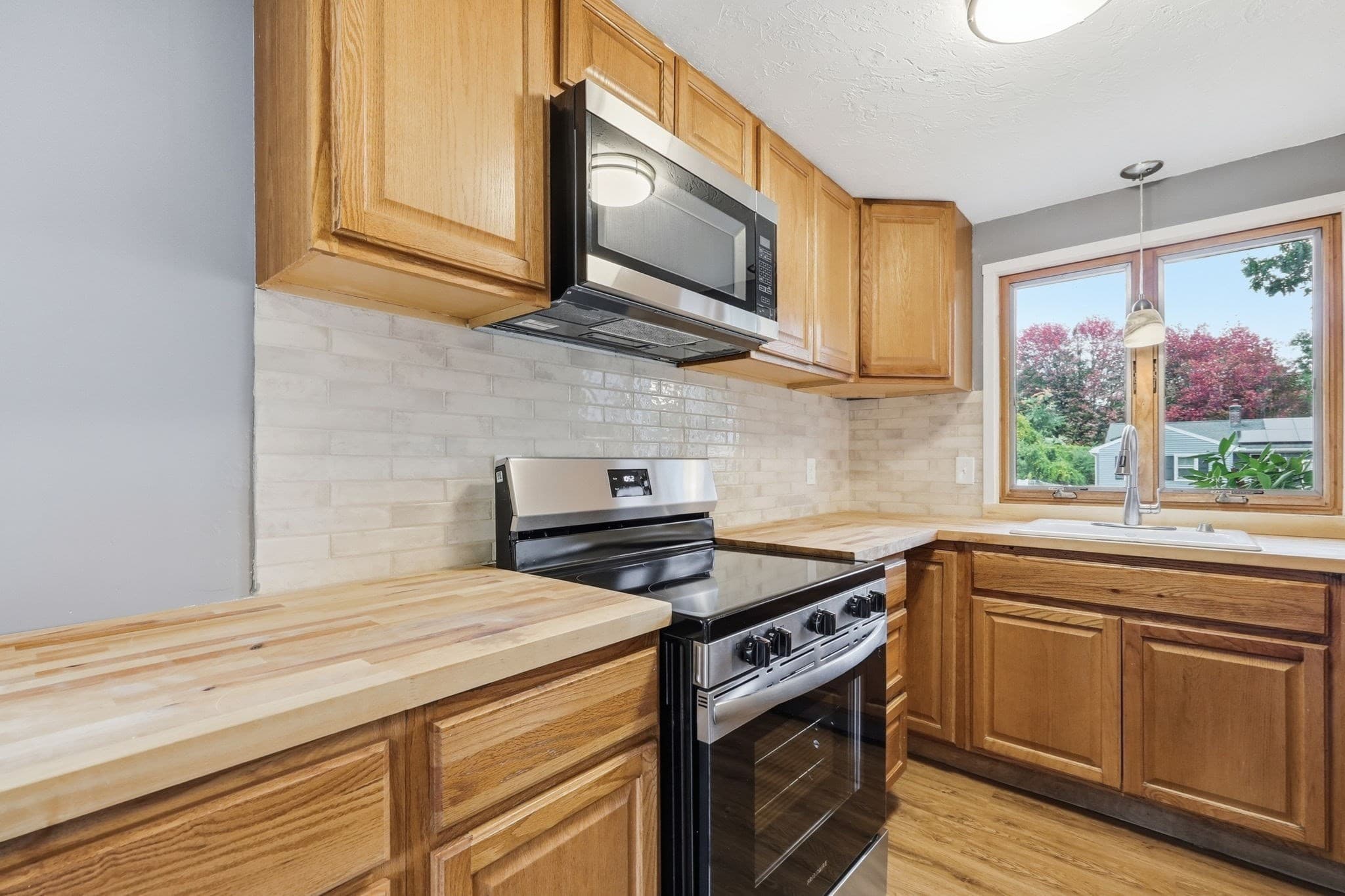 Single Family Residence at 93 Balboa Dr, Springfield MA 01119, Springfield, photo 4 of 27