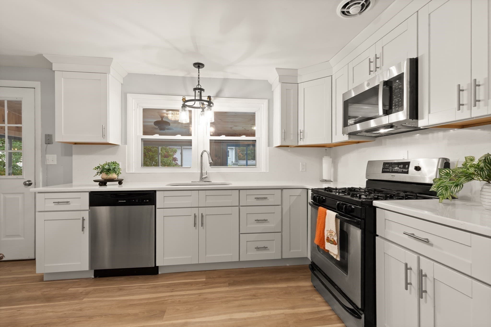 Single Family Residence at 7 Moonbeam Ave., Chelmsford MA 01824, photo 7 of 26