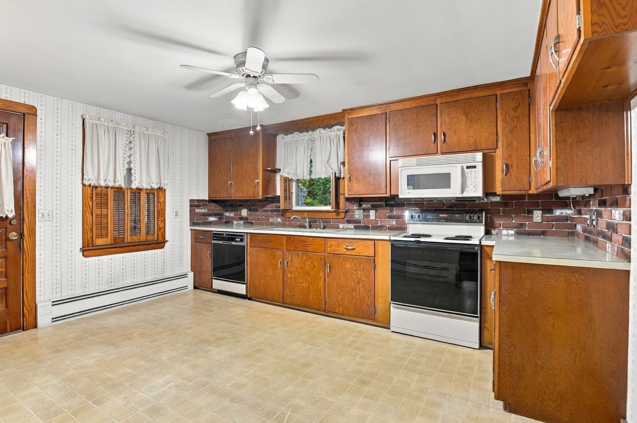 Single Family Residence at 147 Ninth Street, Leominster MA 01453, photo 5 of 33