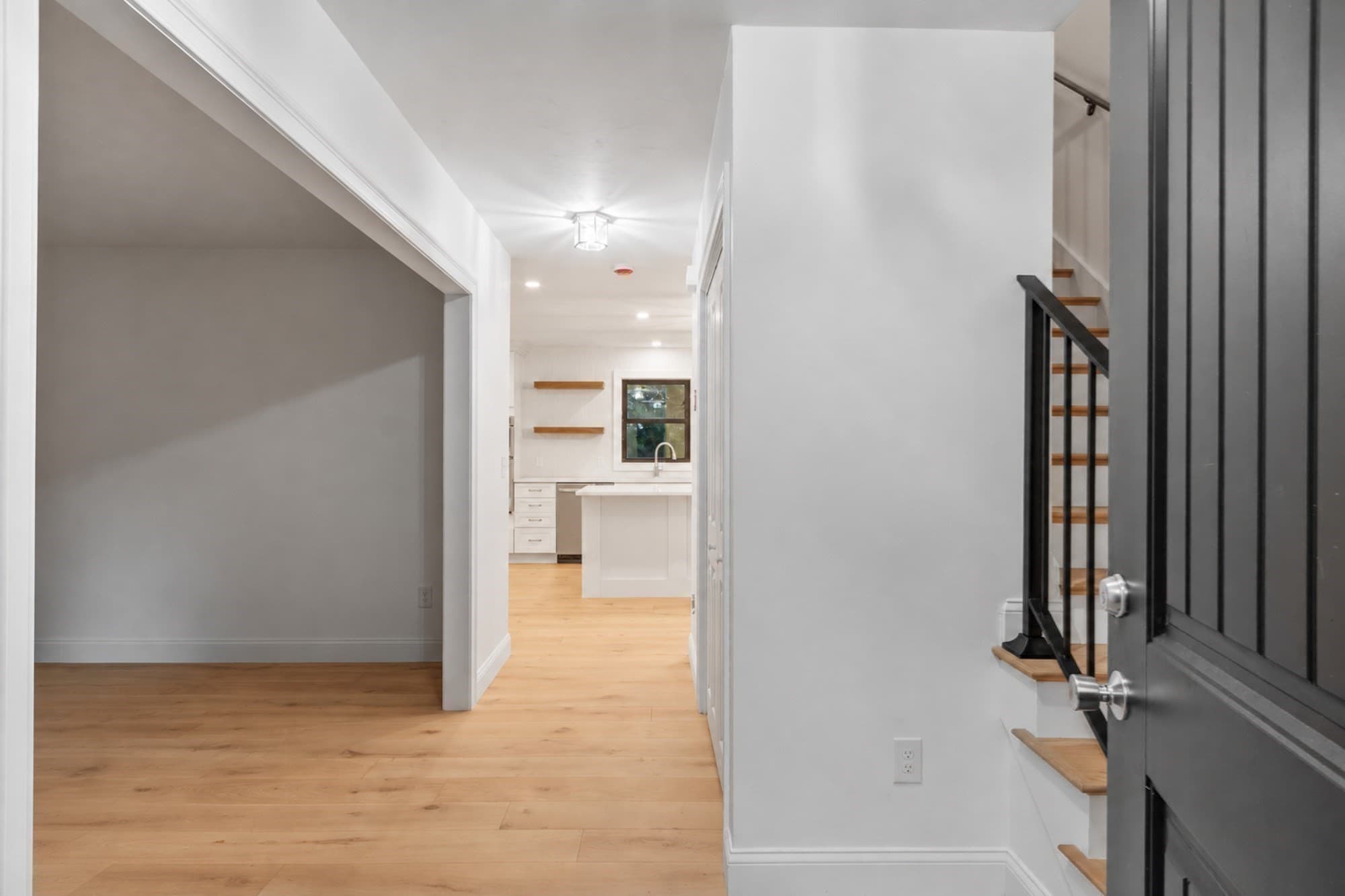 Single Family Residence at 16 E Applewood Dr, Charlton MA 01507, photo 9 of 42