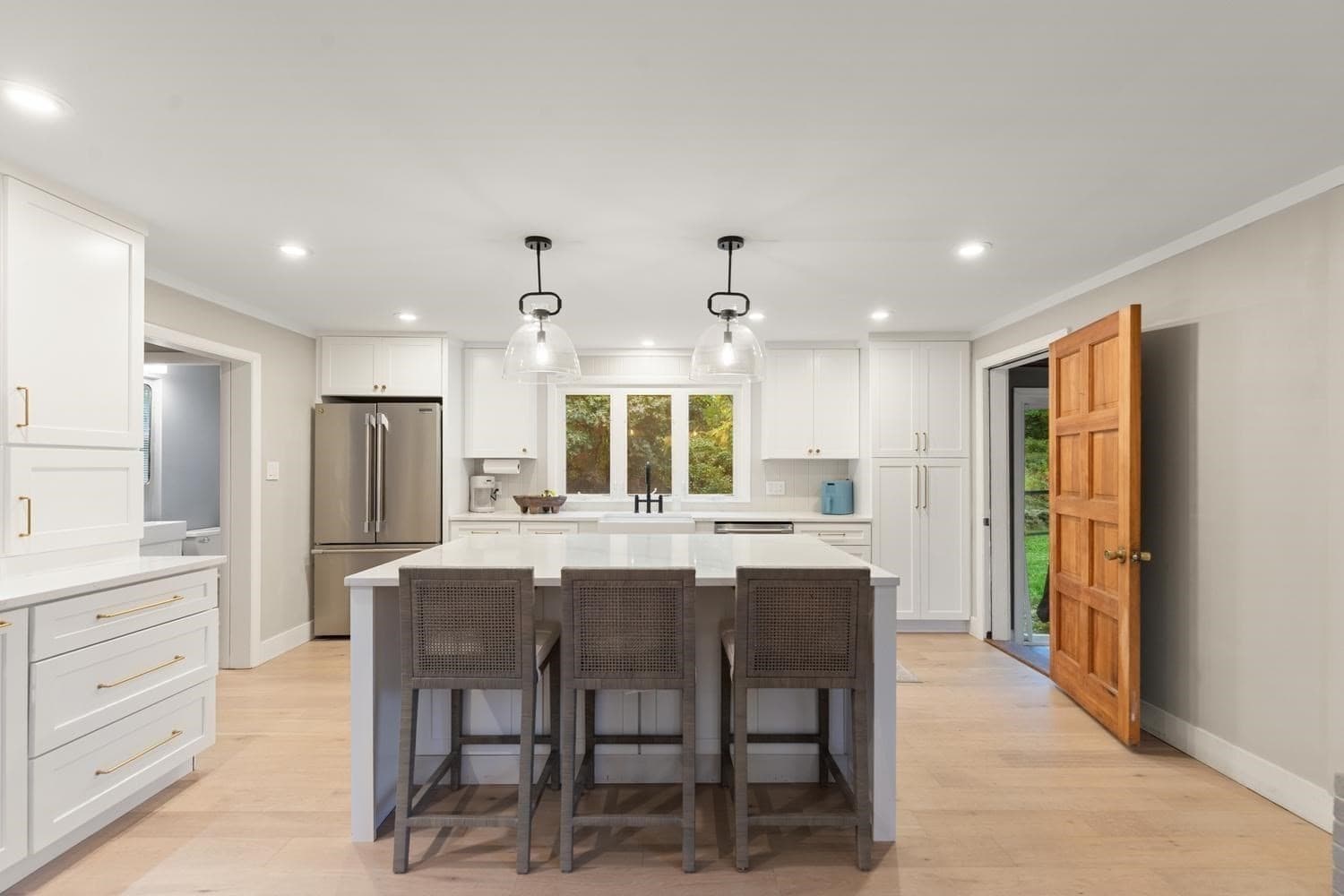 Single Family Residence at 124 Hillside Rd, North Andover MA 01845, photo 7 of 37