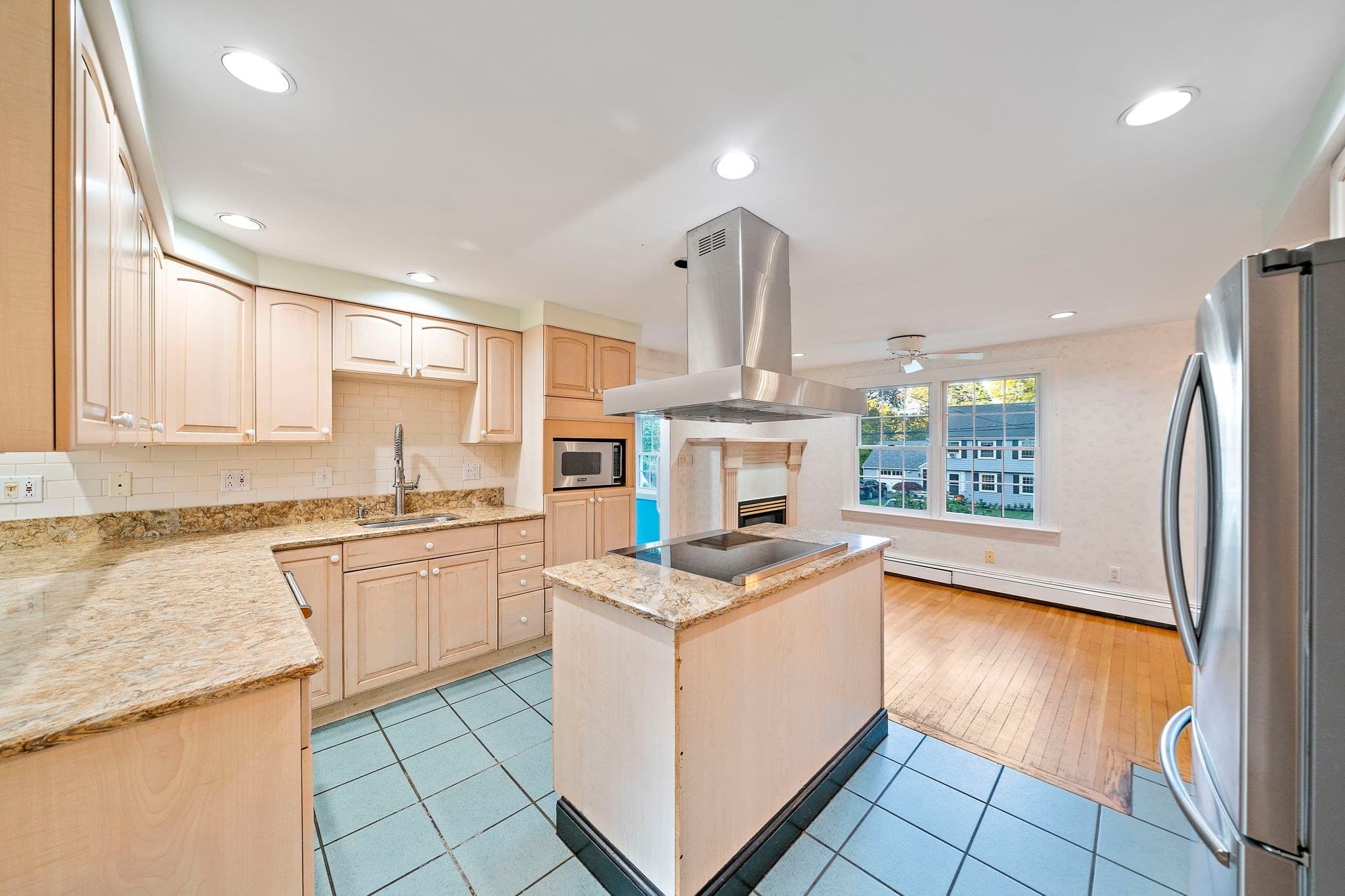 Single Family Residence at 140 Mount Vernon Rd E, Weymouth MA 02189, Weymouth, photo 5 of 42