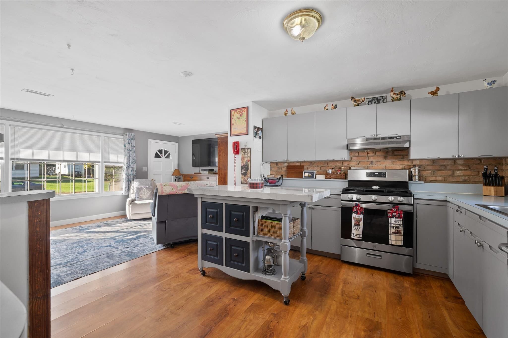 Single Family Residence at 5 Caroline Drive, Bellingham MA 02019, photo 9 of 33