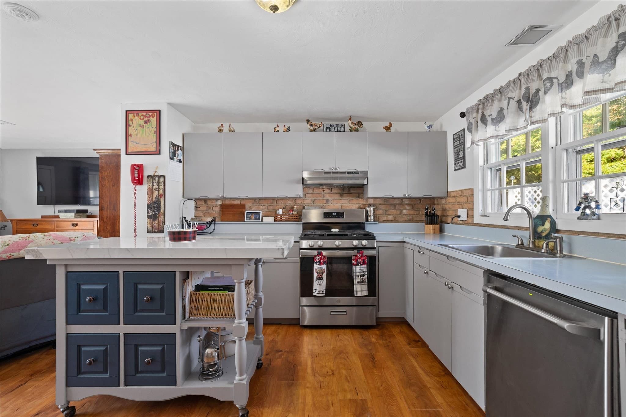 Single Family Residence at 5 Caroline Drive, Bellingham MA 02019, photo 10 of 33