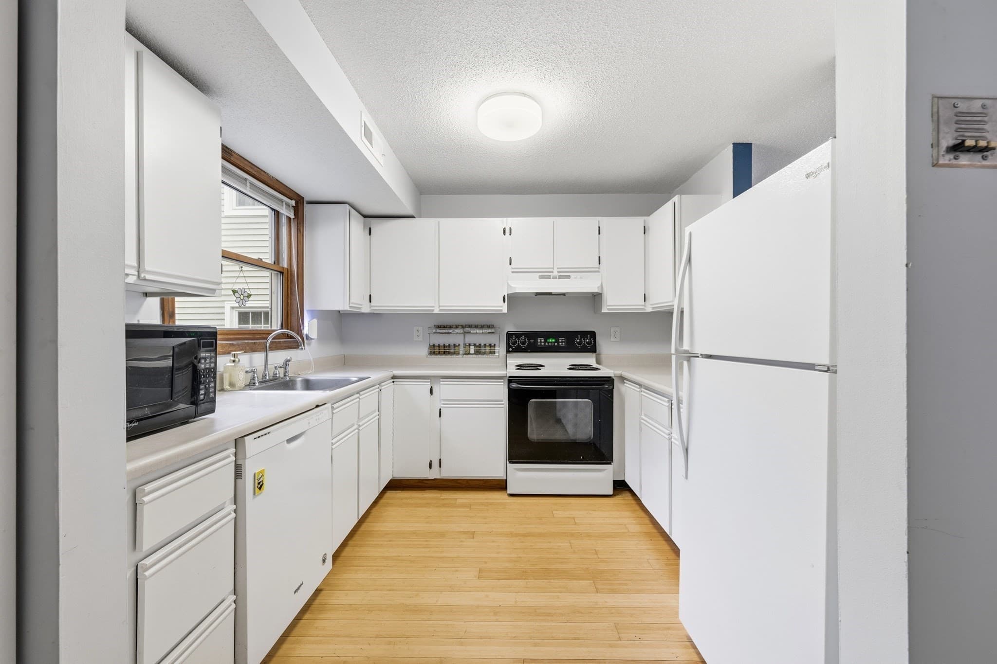 Condominium at 371 Aiken Ave # 10, Lowell MA 01850, Lowell, photo 9 of 39