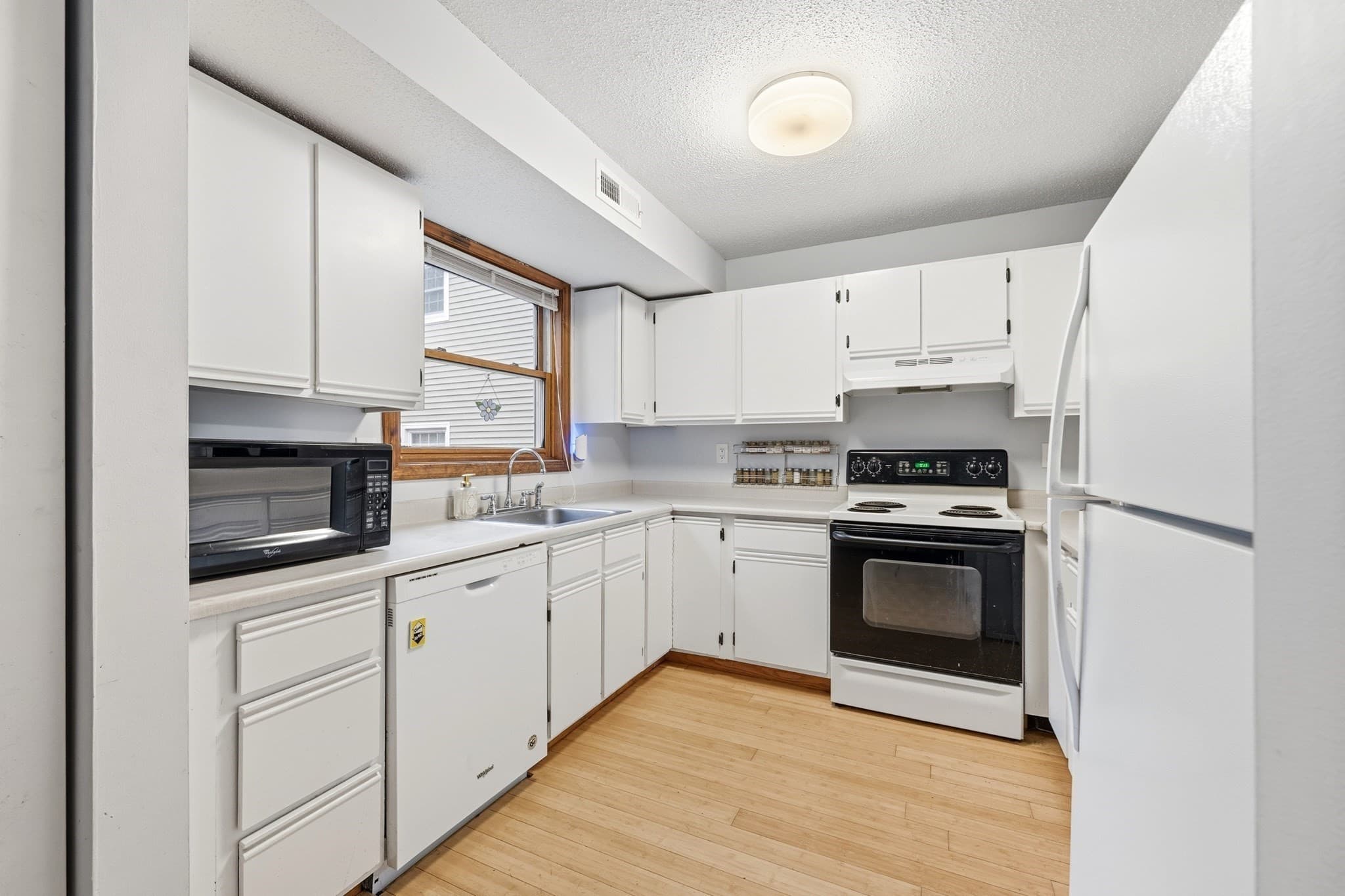 Condominium at 371 Aiken Ave # 10, Lowell MA 01850, Lowell, photo 10 of 39