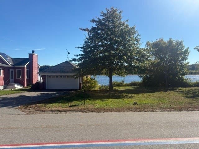Single Family Residence at 3470 Riverside Ave, Somerset MA 02769, photo 3 of 18