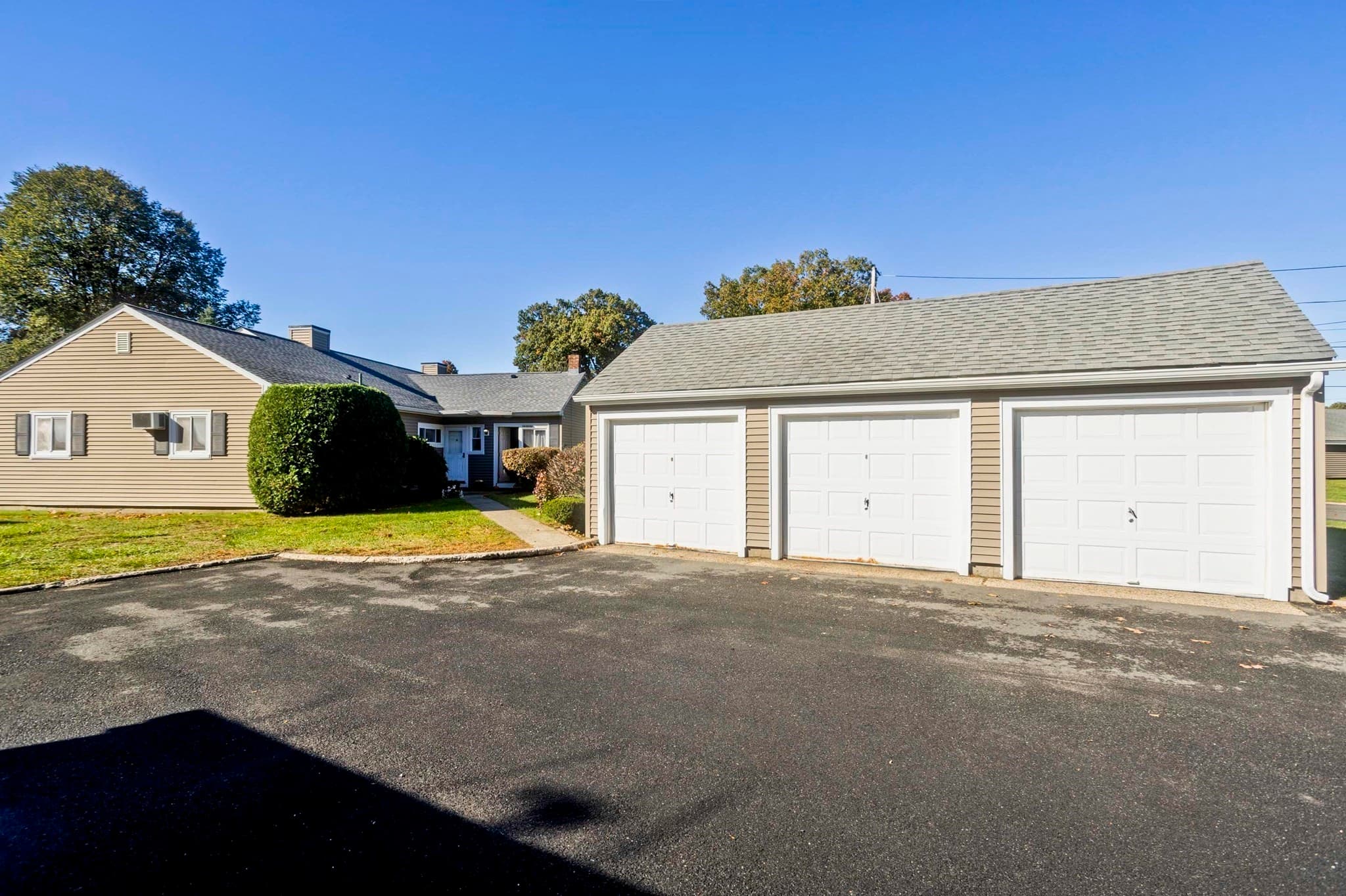 Condominium at 183 Applewood Drive # 183, Chicopee MA 01022, Chicopee, photo 3 of 33