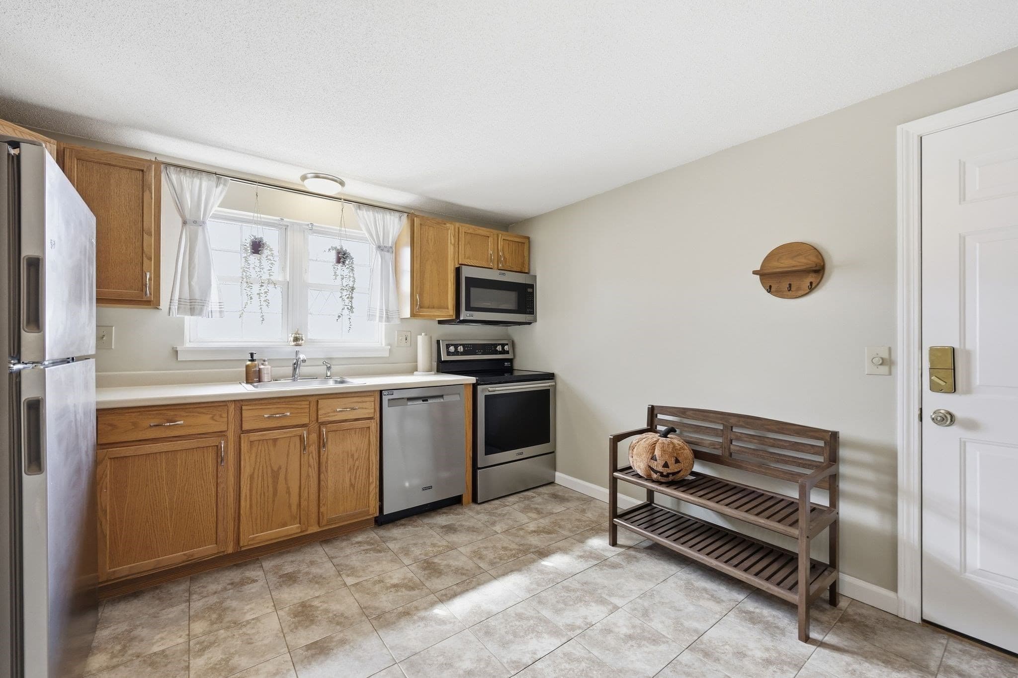 Condominium at 5 Maple Crest Circle, Holyoke MA 01040, Holyoke, photo 12 of 28