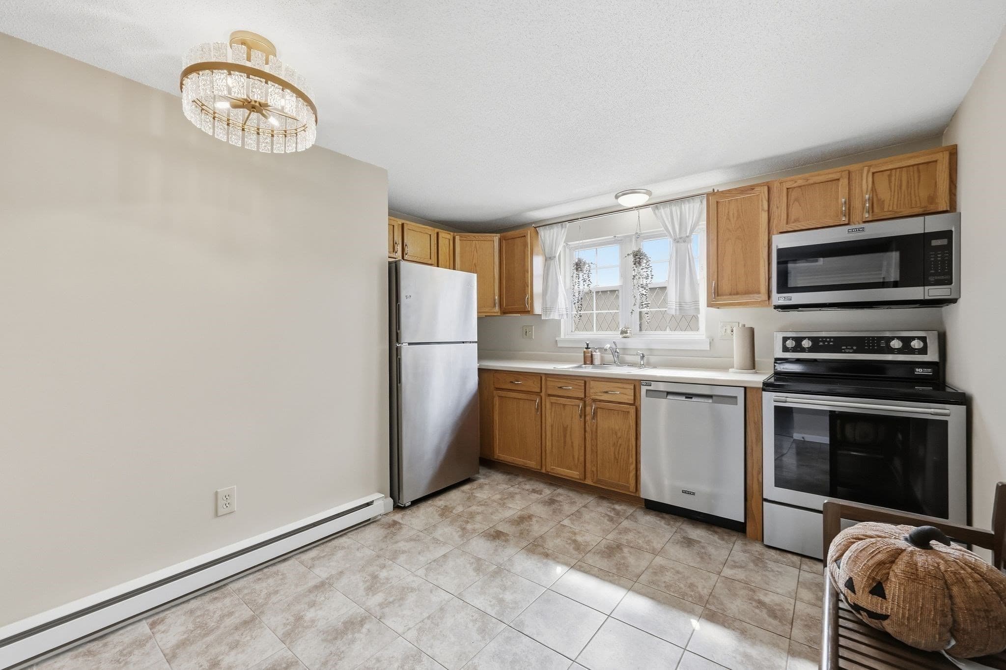Condominium at 5 Maple Crest Circle, Holyoke MA 01040, Holyoke, photo 11 of 28