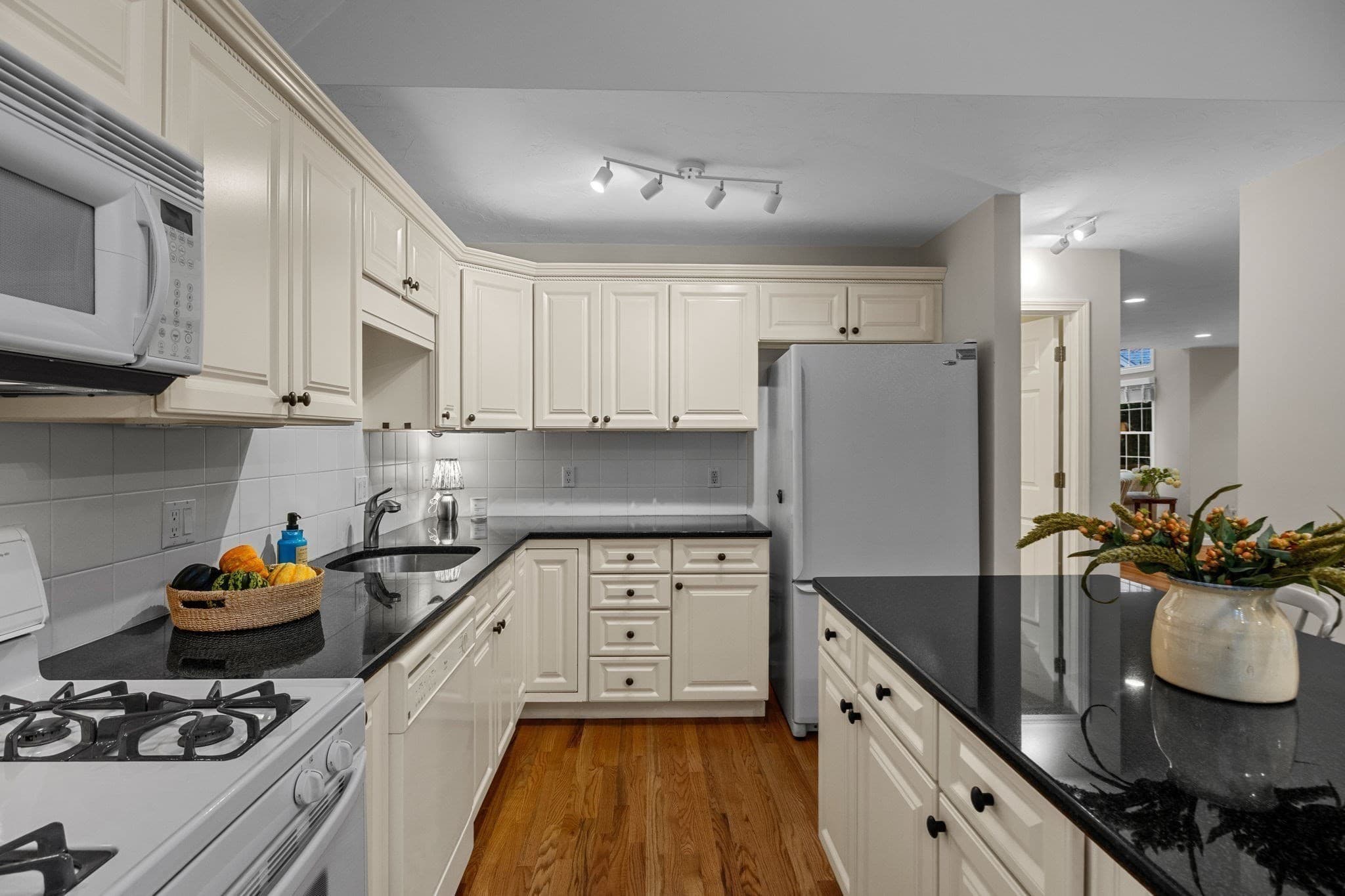Condominium at 11 Gold Leaf Ln # 11, Mashpee MA 02649, Mashpee, photo 13 of 24