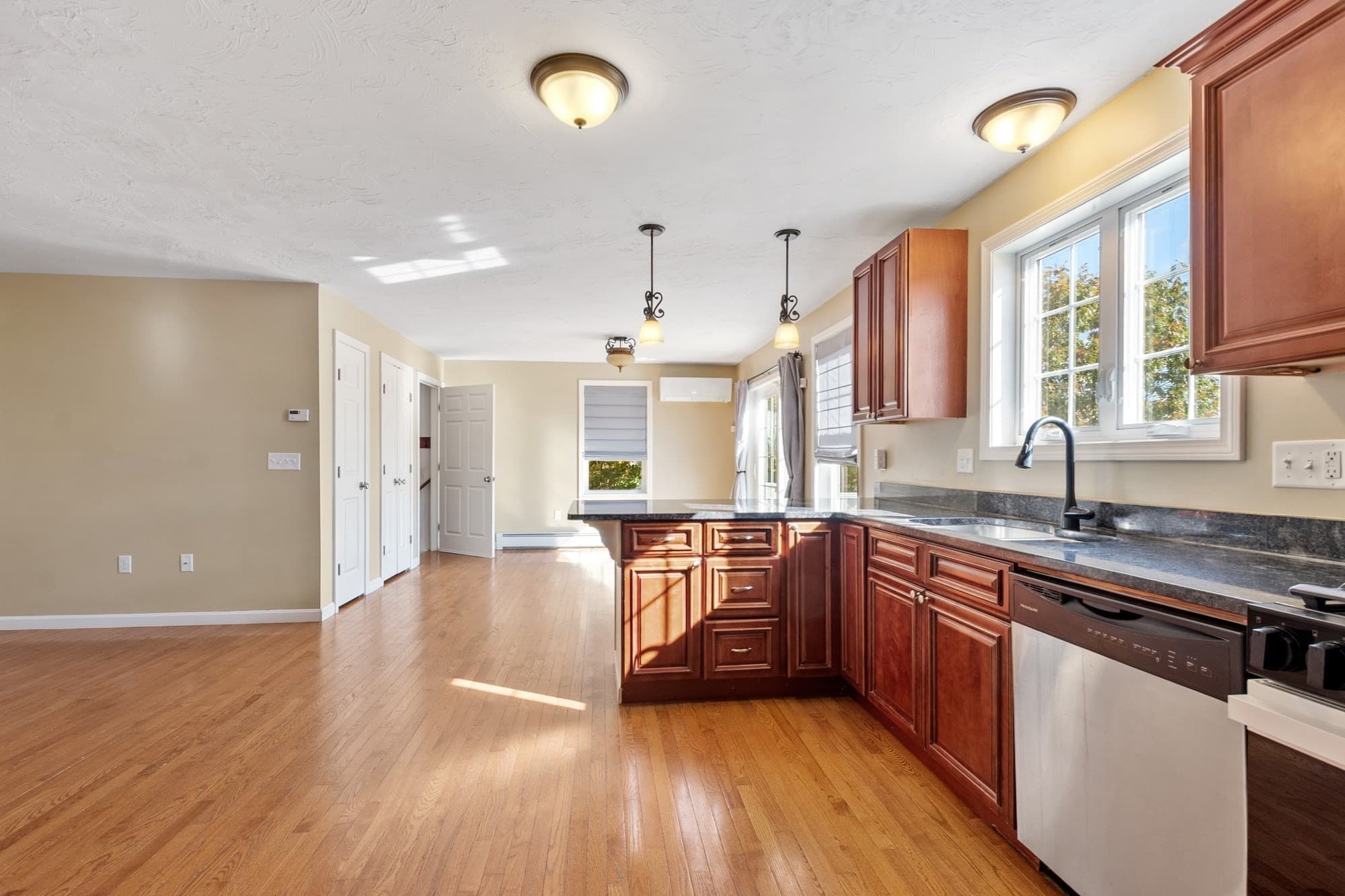 Single Family Residence at 122 Ellis Rd, Westminster MA 01473, photo 9 of 39