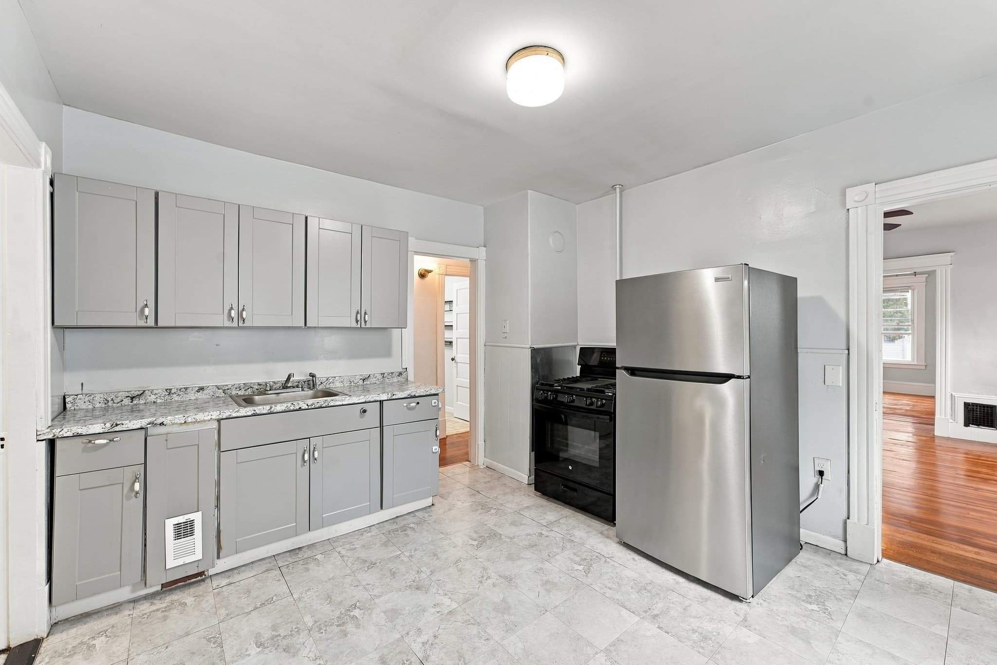 3 Family at 190 Oak St, Springfield MA 01151, Springfield, photo 2 of 40