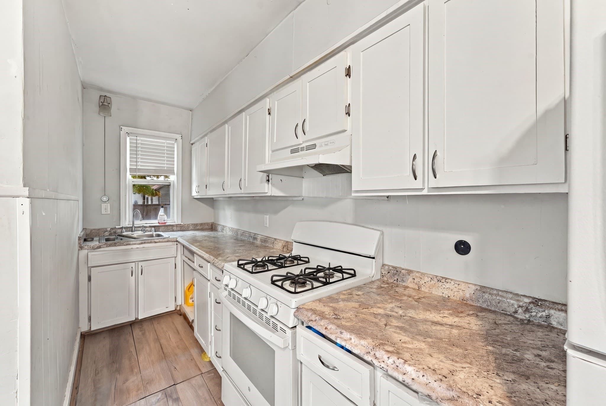 3 Family at 190 Oak St, Springfield MA 01151, Springfield, photo 28 of 40