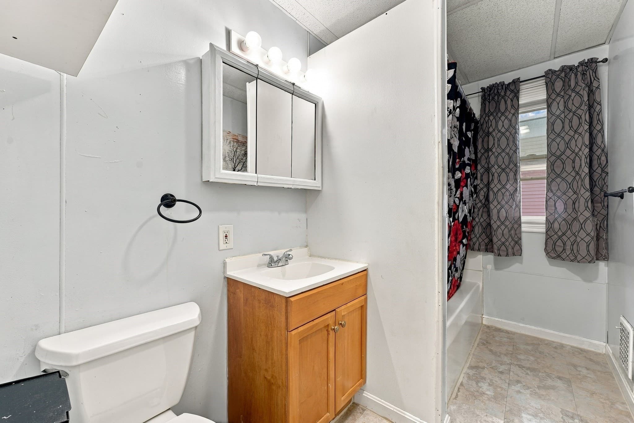 3 Family at 190 Oak St, Springfield MA 01151, Springfield, photo 18 of 40
