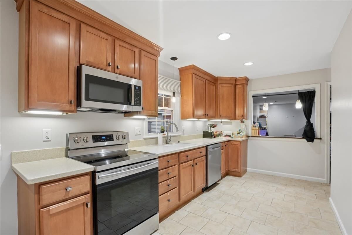 Single Family Residence at 8 Brown Rd, Shirley MA 01464, Shirley, photo 3 of 42