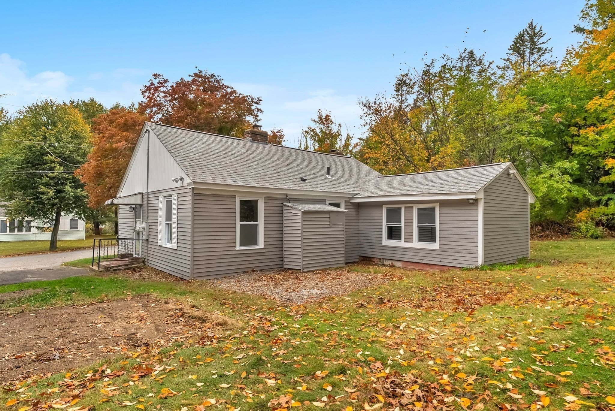 Single Family Residence at 72 Leeds St, Worcester MA 01606, photo 3 of 42